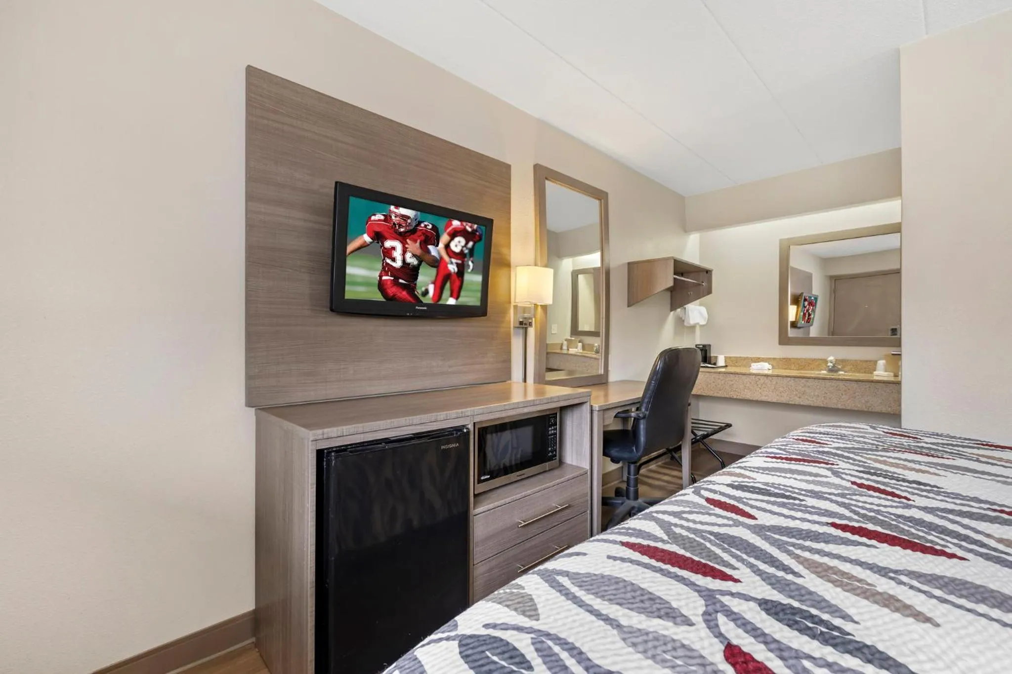 Photo of the whole room, Bed in Red Roof Inn Parsippany