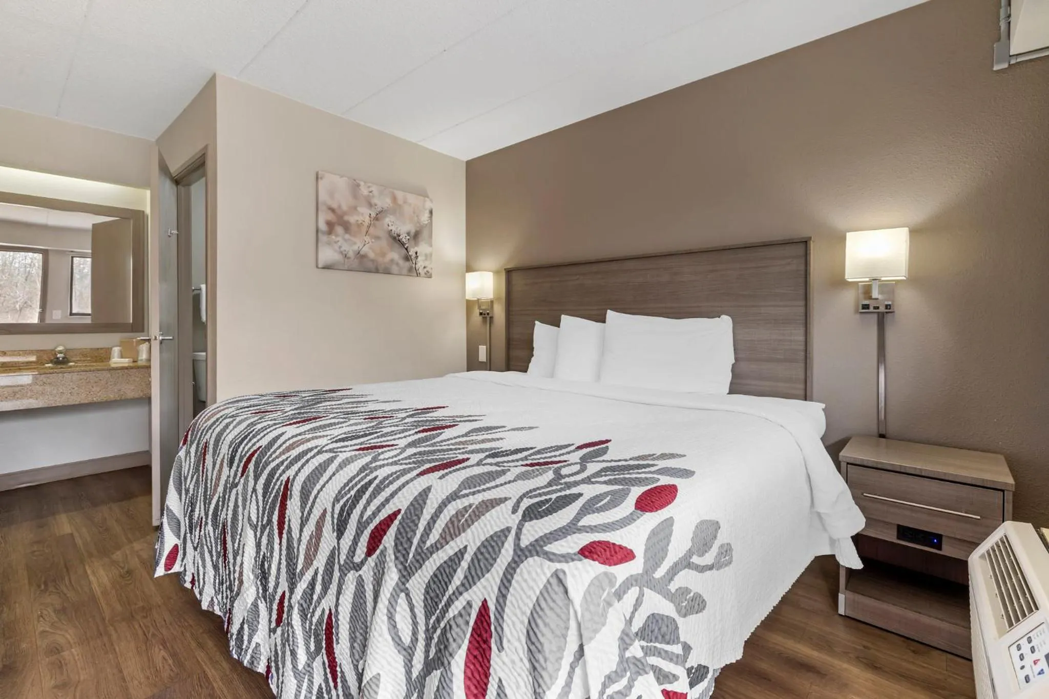 Photo of the whole room, Bed in Red Roof Inn Parsippany