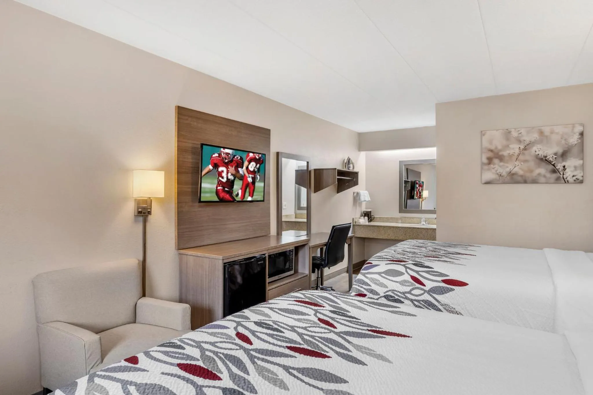 Photo of the whole room, Bed in Red Roof Inn Parsippany