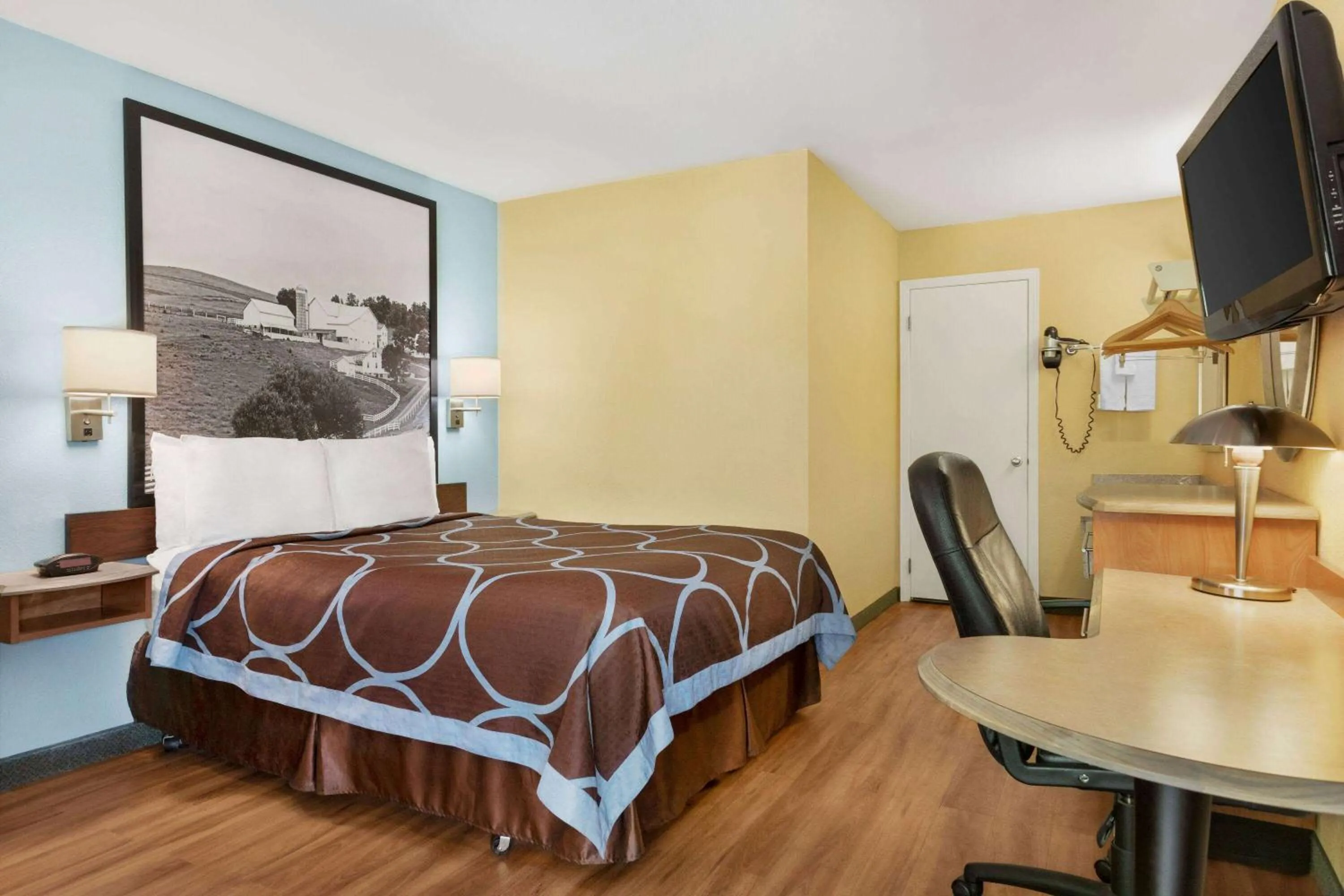 Photo of the whole room, Bed in Super 8 by Wyndham Findlay