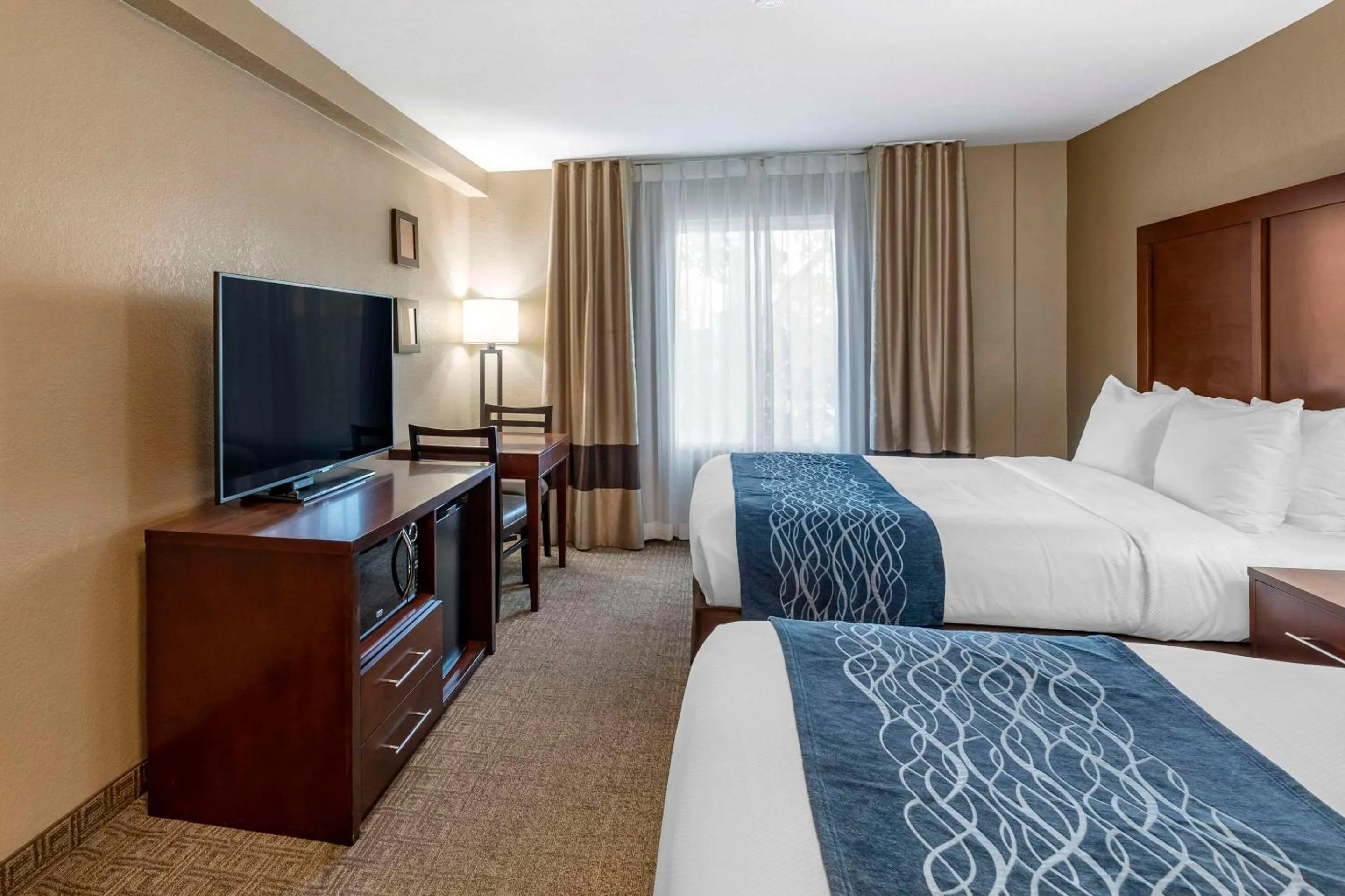 Bedroom, Bed in Comfort Inn & Suites Ventura Beach