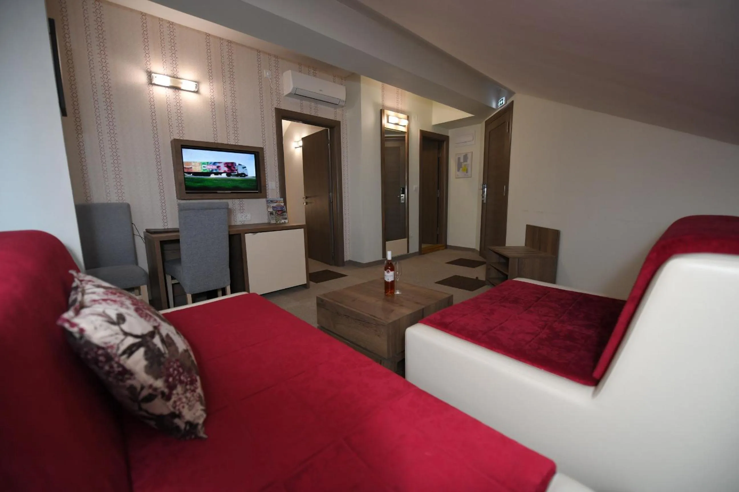 TV and multimedia, Bed in Hotel Kole