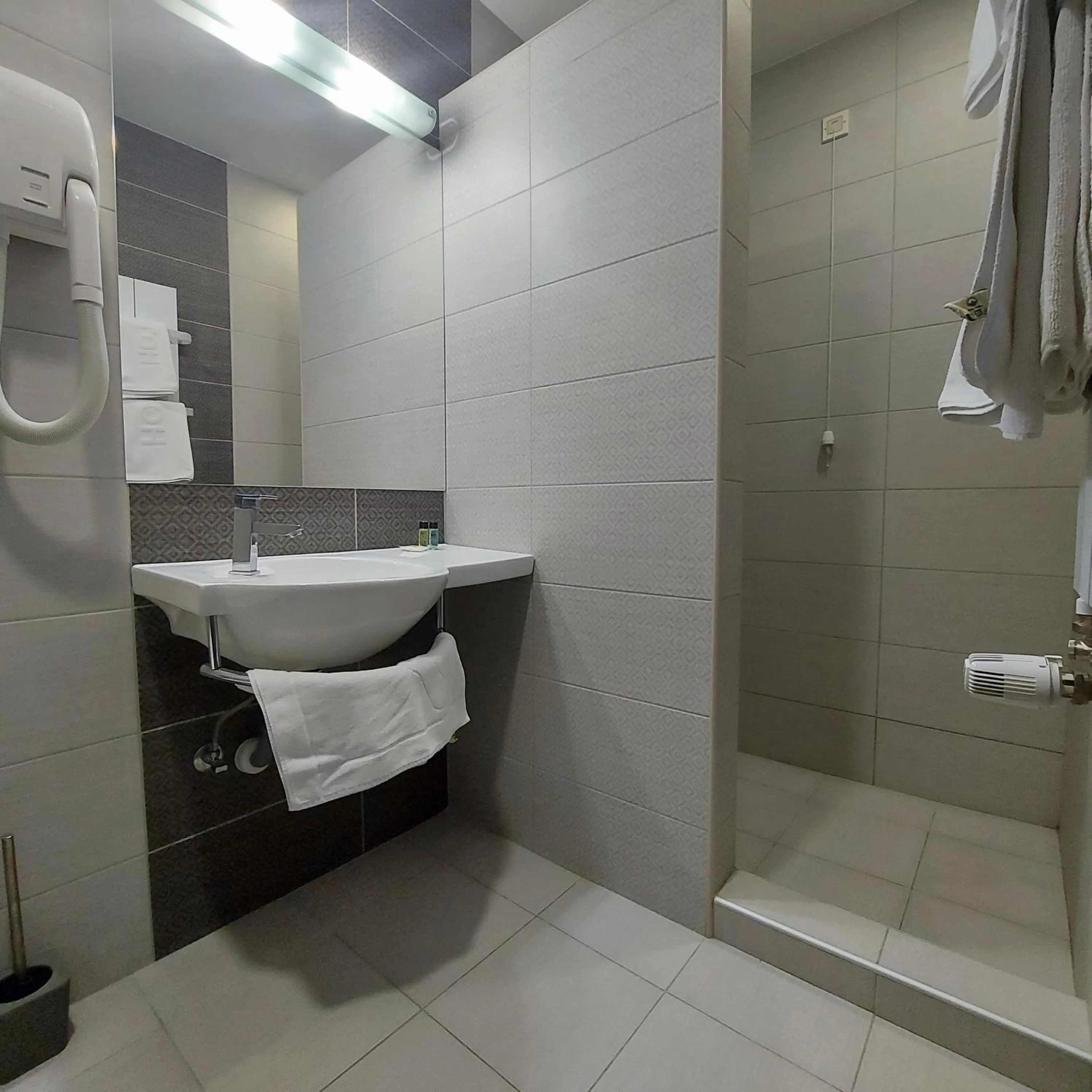 Shower in Hotel Kole