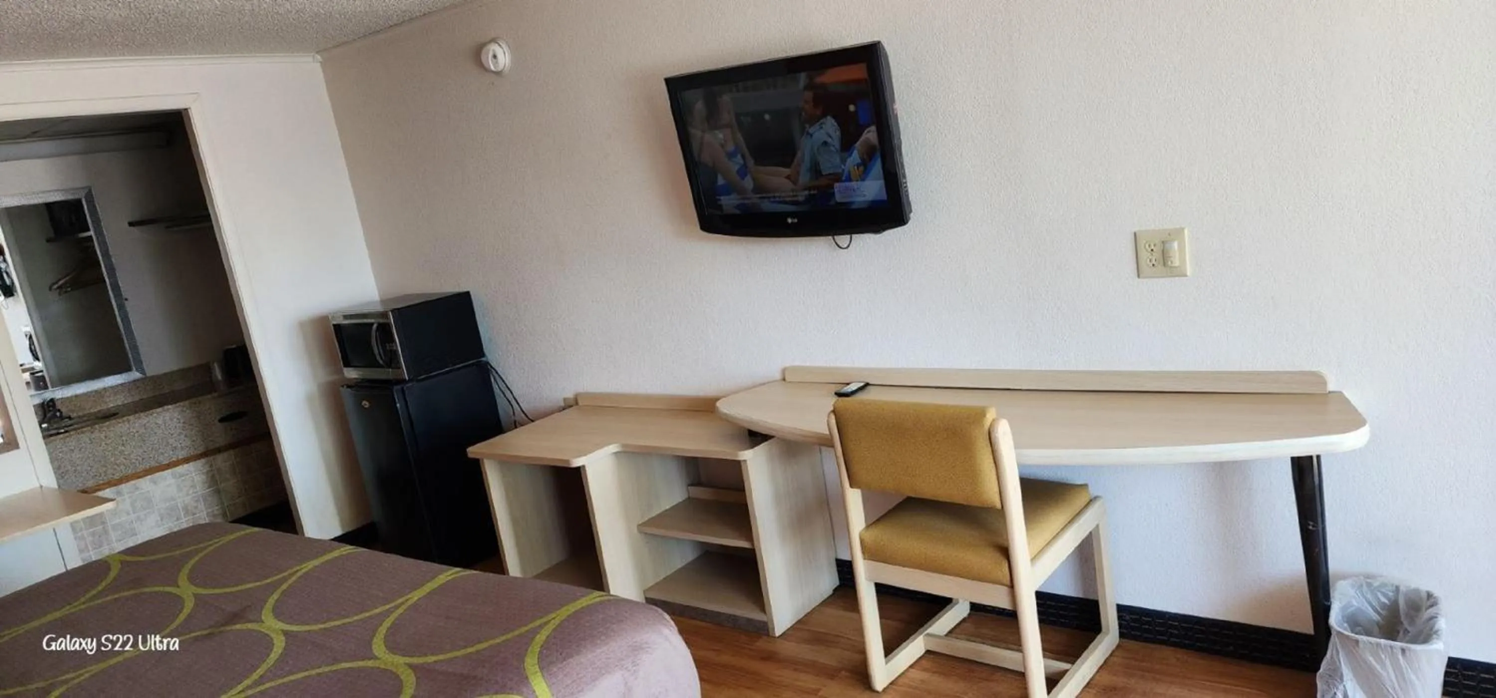 TV and multimedia in FairBridge Inn Express London