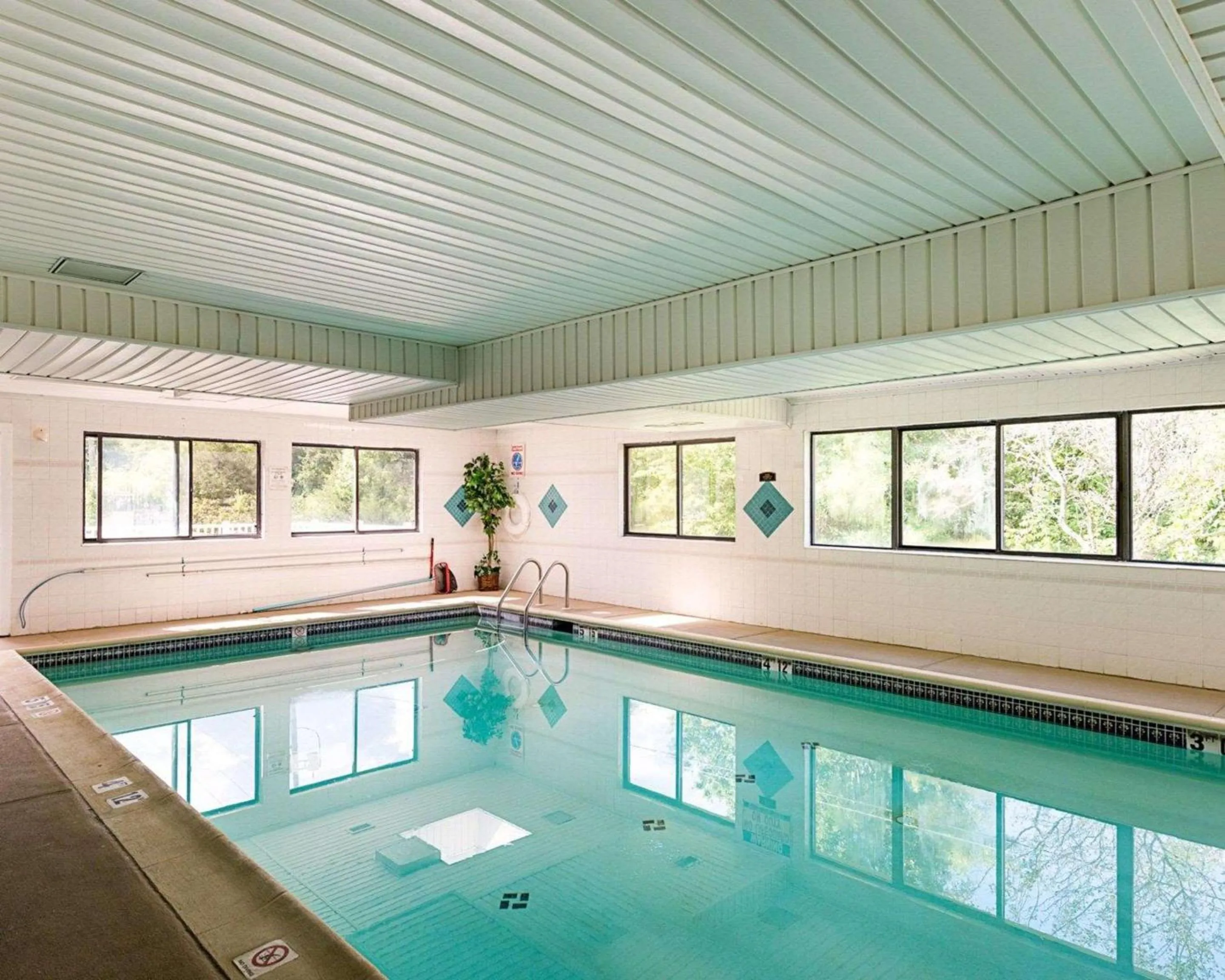 Swimming pool in Remembrance Inn