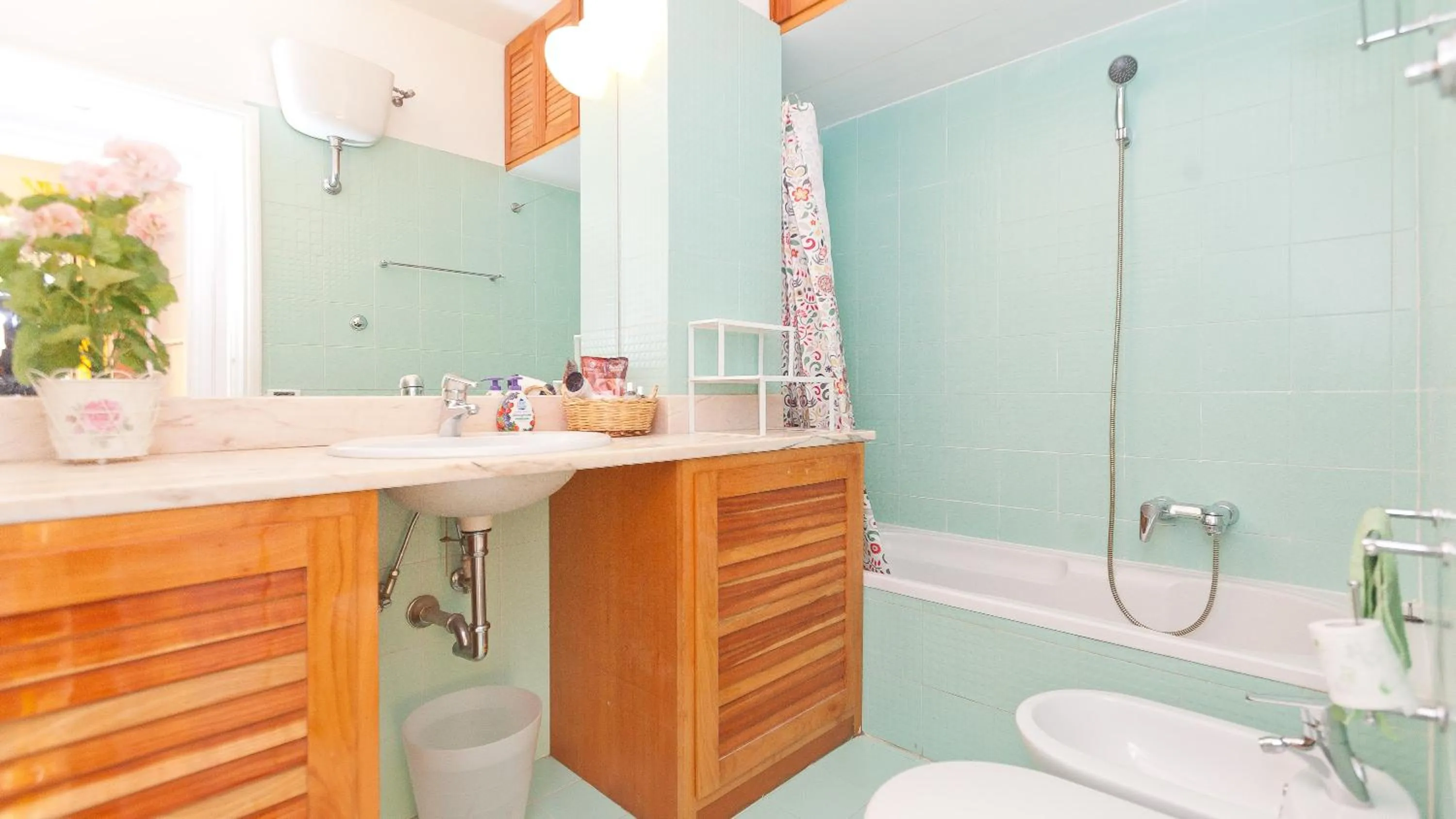 Bathroom in Pateras Flower-Rental in Rome