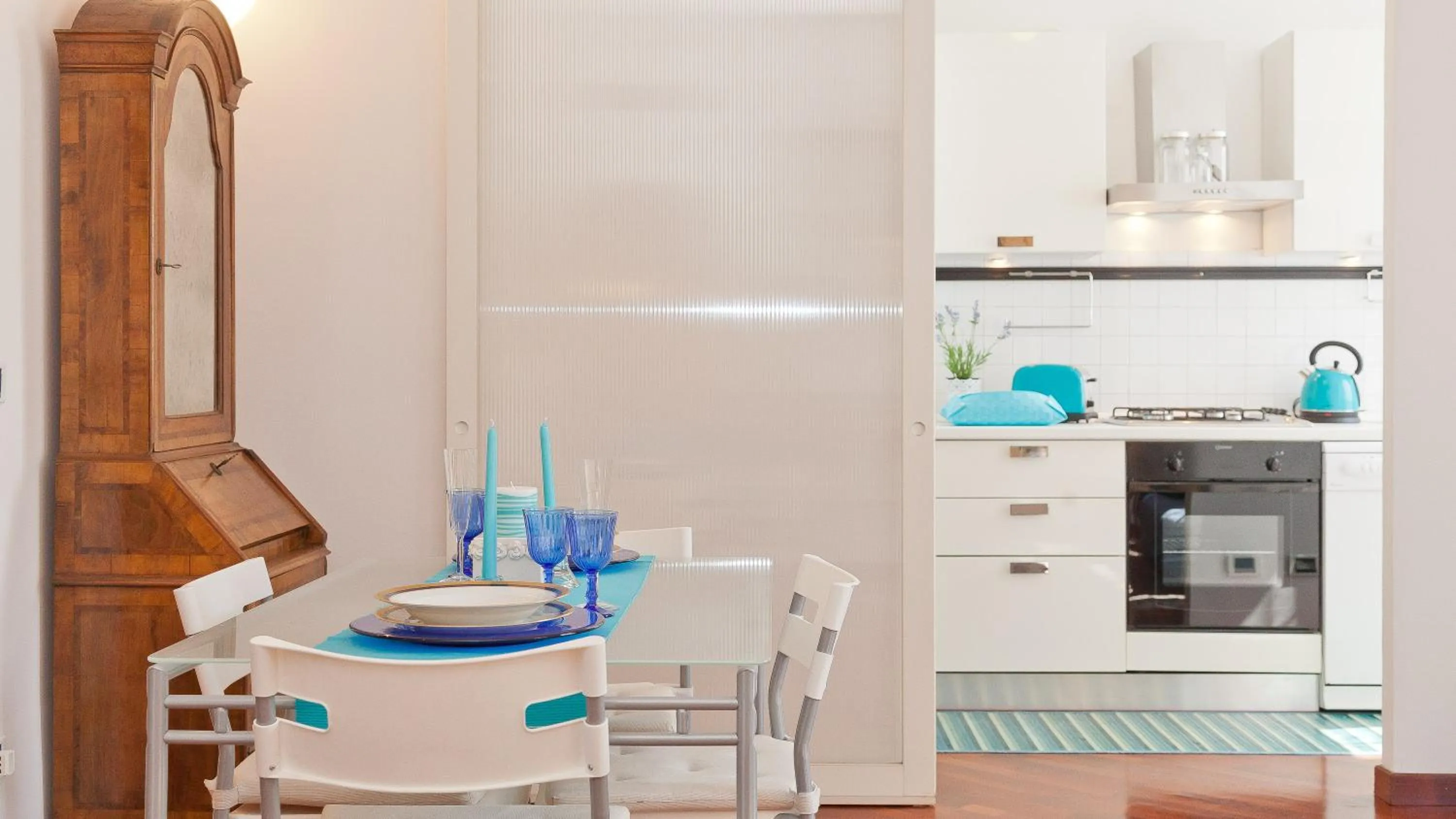 Dining area in Pateras Flower-Rental in Rome