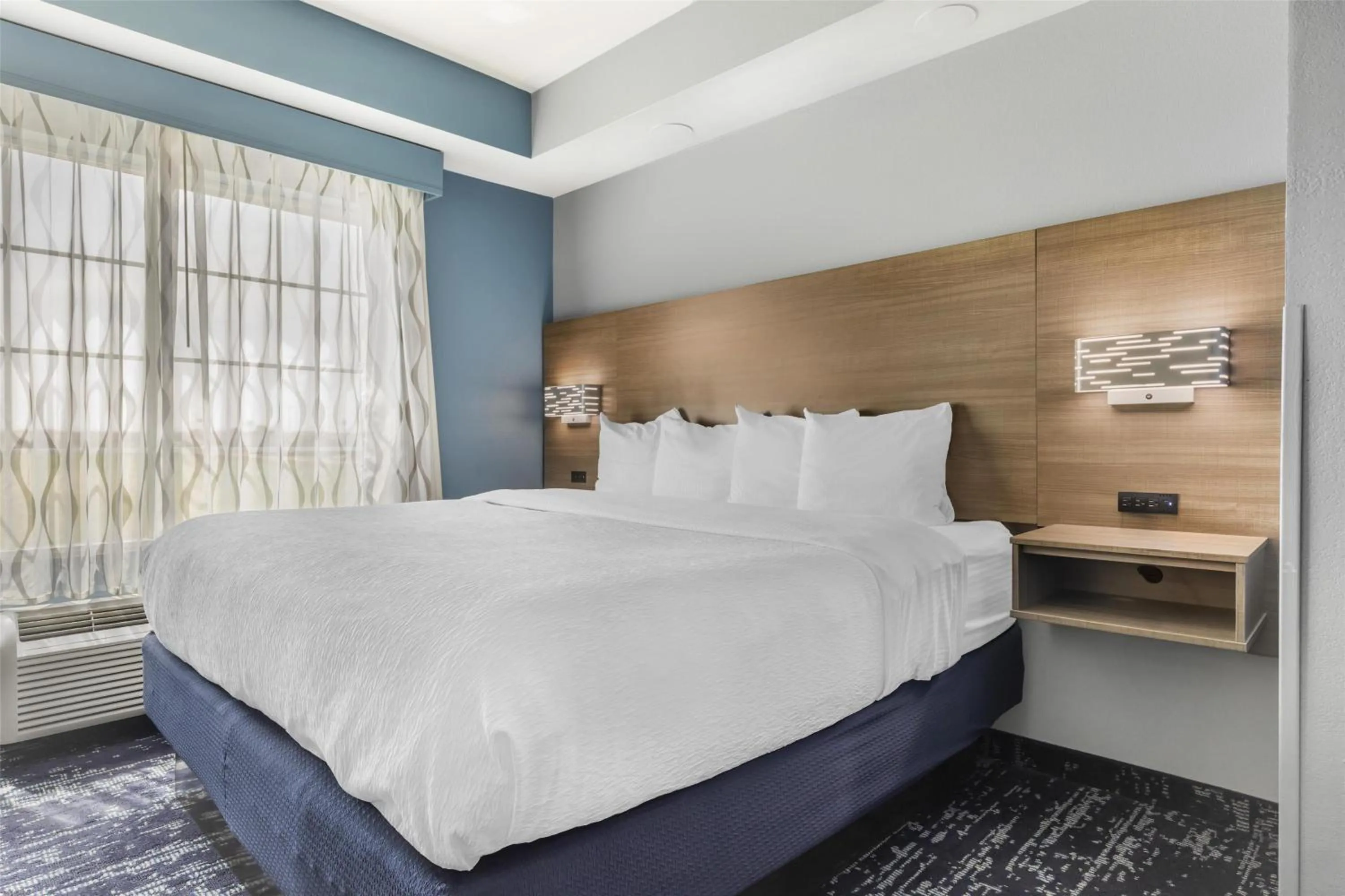 Photo of the whole room, Bed in Best Western Plus Fort Worth Forest Hill Inn & Suites