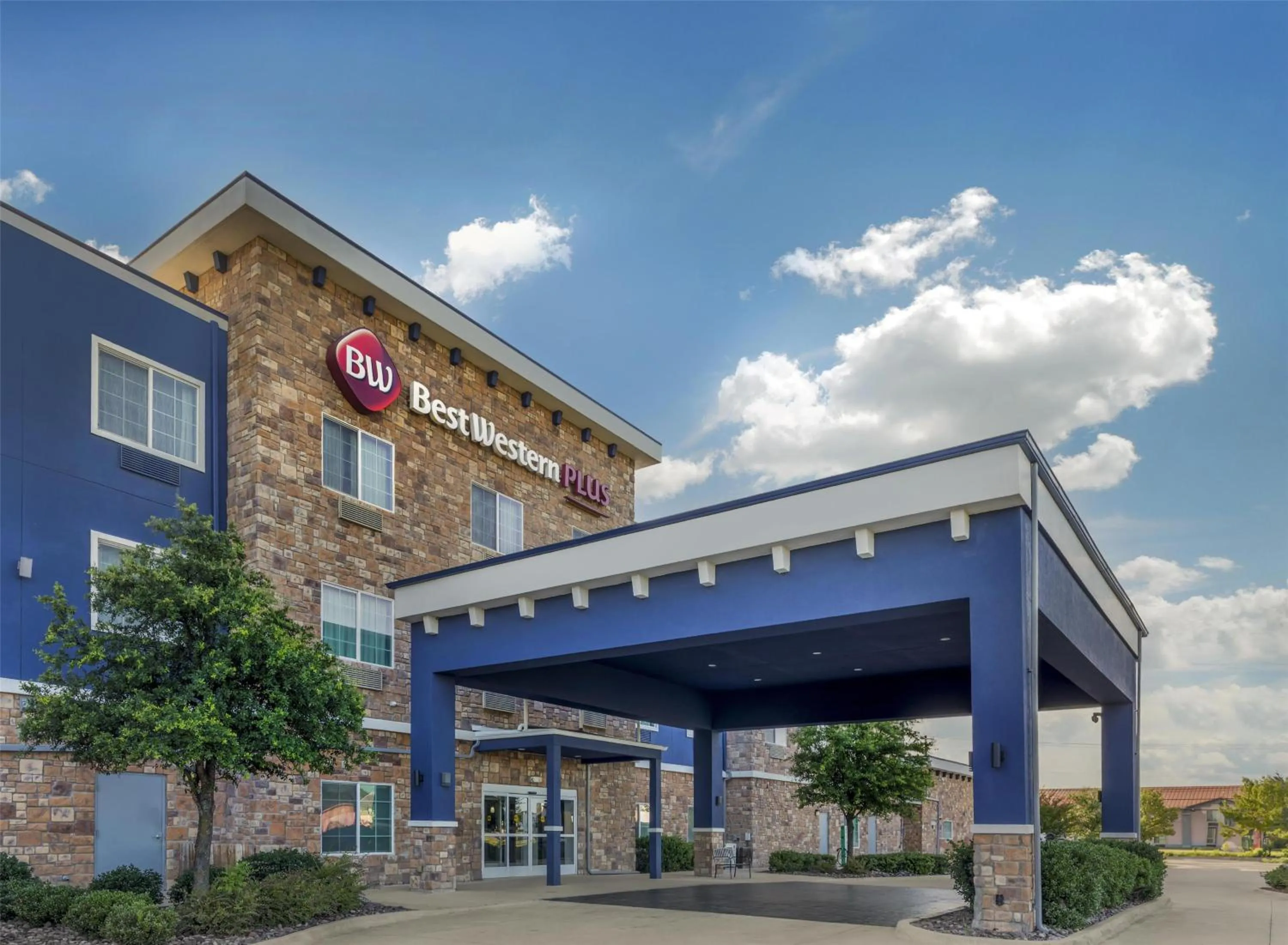Property building in Best Western Plus Fort Worth Forest Hill Inn & Suites