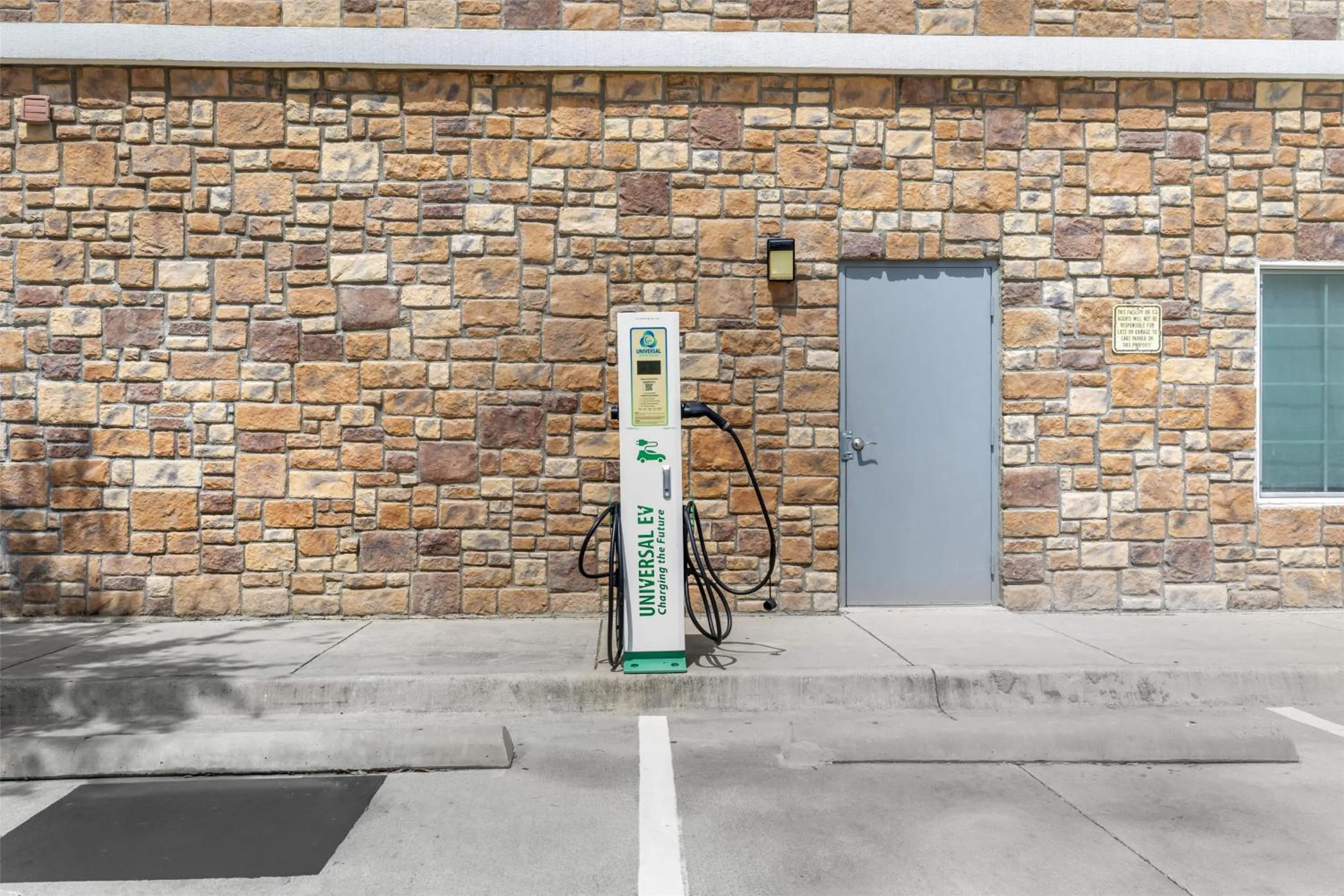 Property building in Best Western Plus Fort Worth Forest Hill Inn & Suites