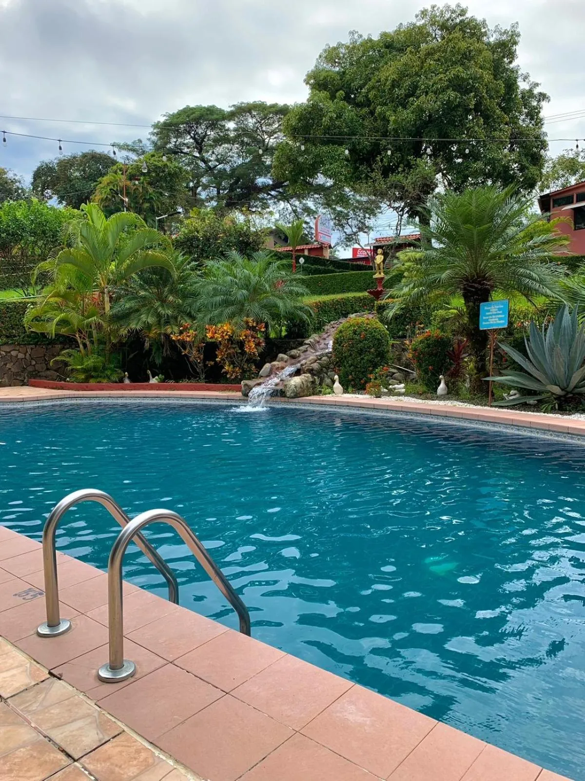 Swimming pool in Hotel Divisamar by LHR