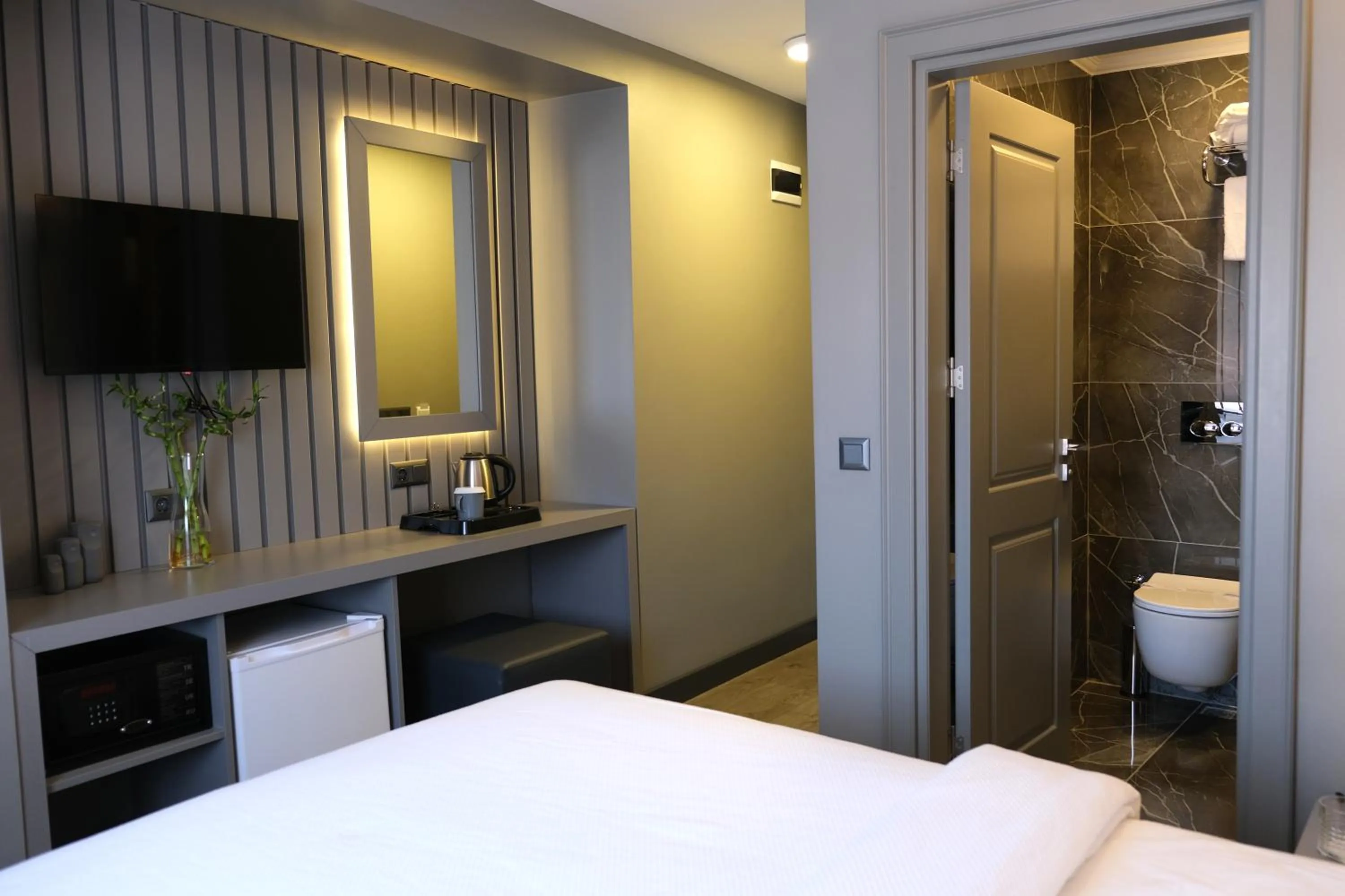 TV and multimedia, Bed in Dilens Bosphorus Hotel