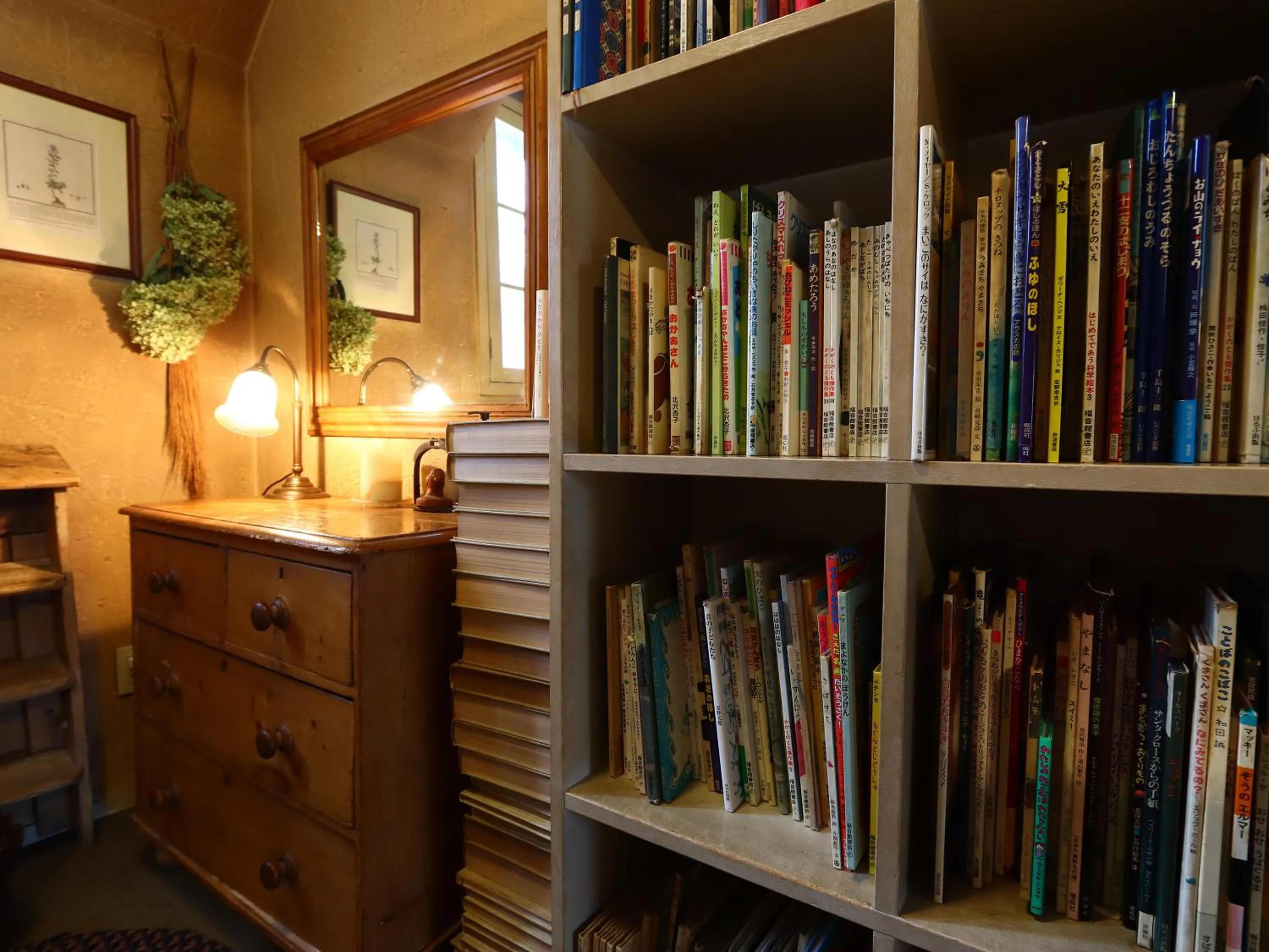 Library in Country Inn Orchard House