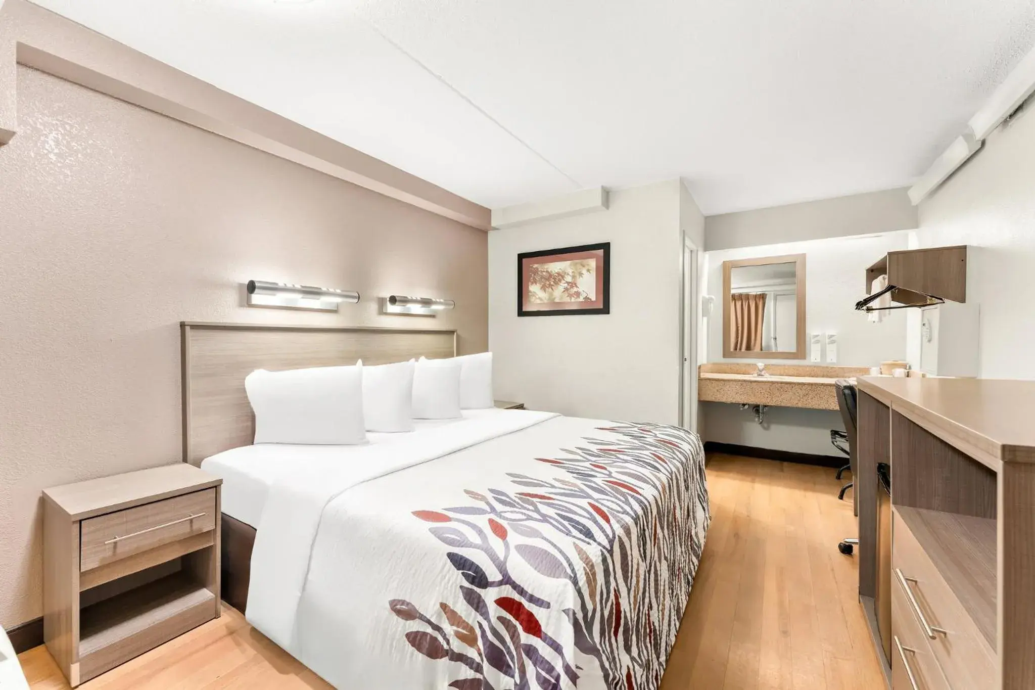 Deluxe King Room Smoke Free in Red Roof Inn Allentown Airport Deluxe King Room Smoke Free in Red Roof Inn Allentown Airport