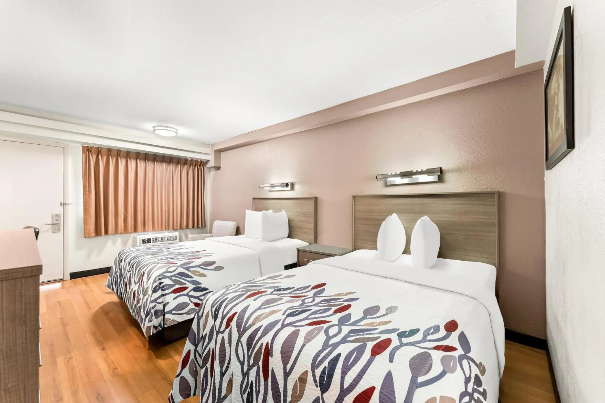 Photo of the whole room, Bed in Red Roof Inn Allentown Airport