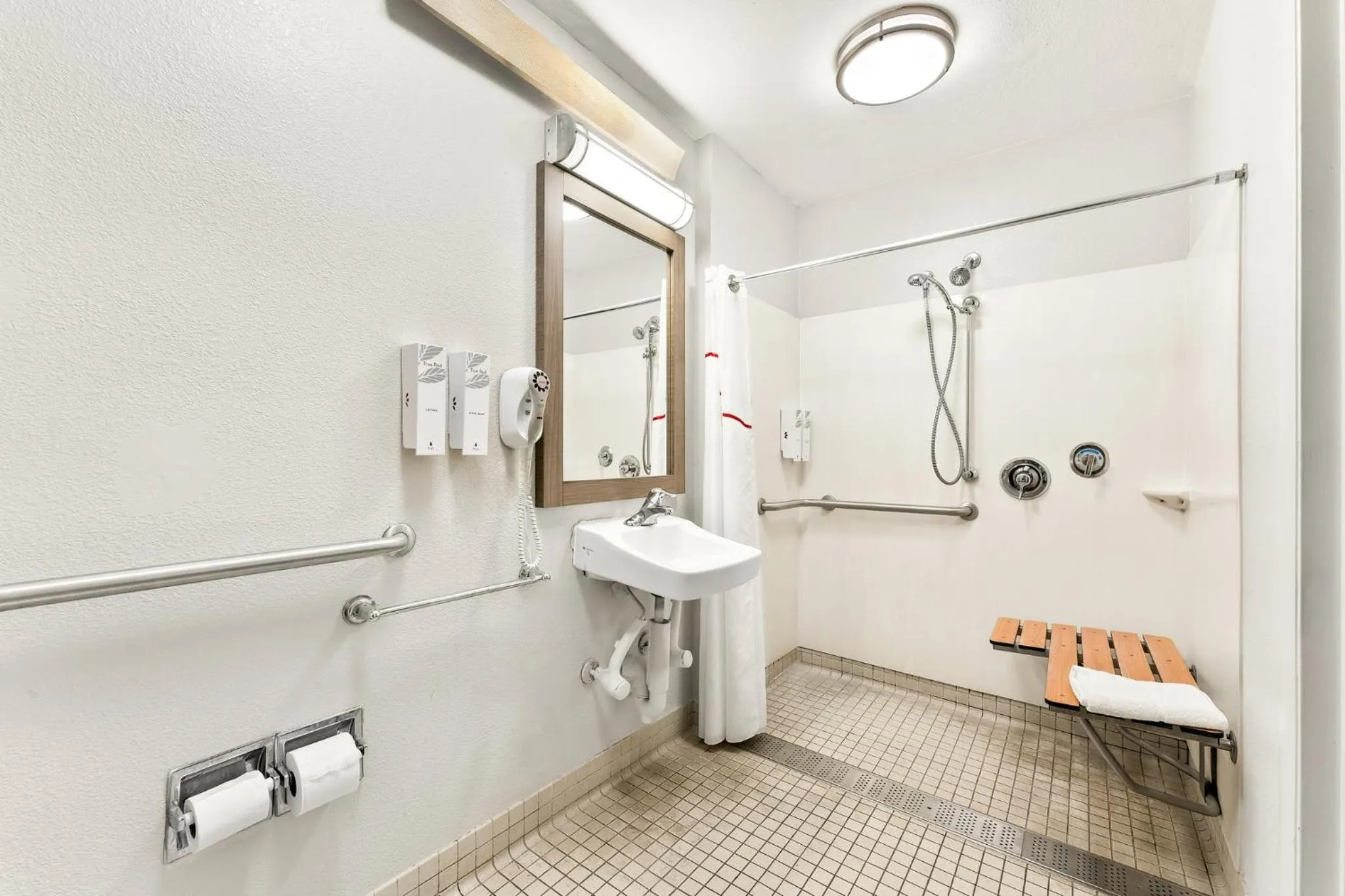 Bathroom in Red Roof Inn Allentown Airport