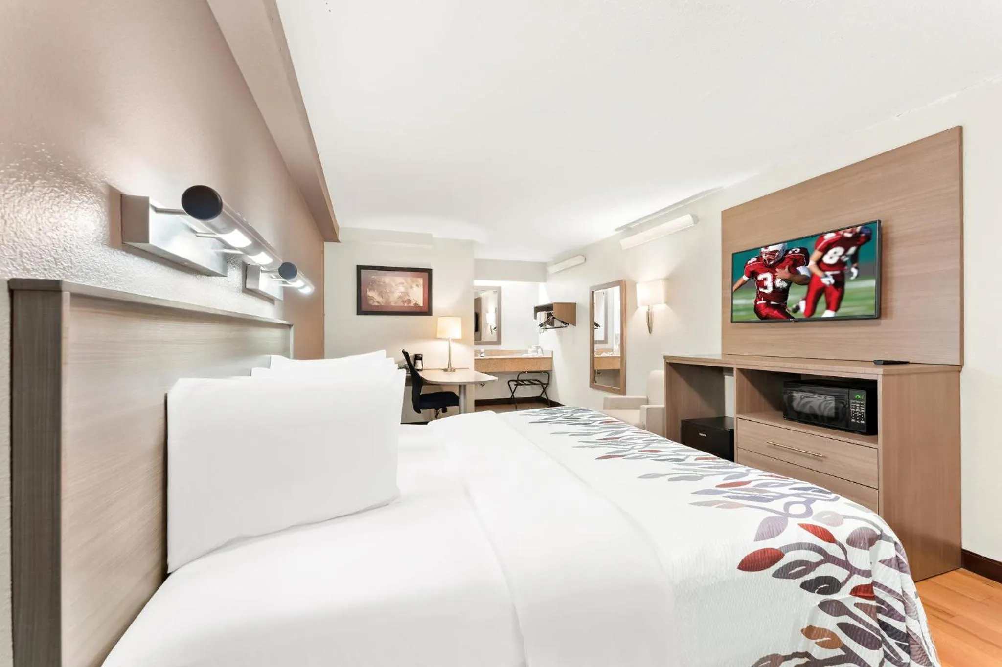 Photo of the whole room, Bed in Red Roof Inn Allentown Airport