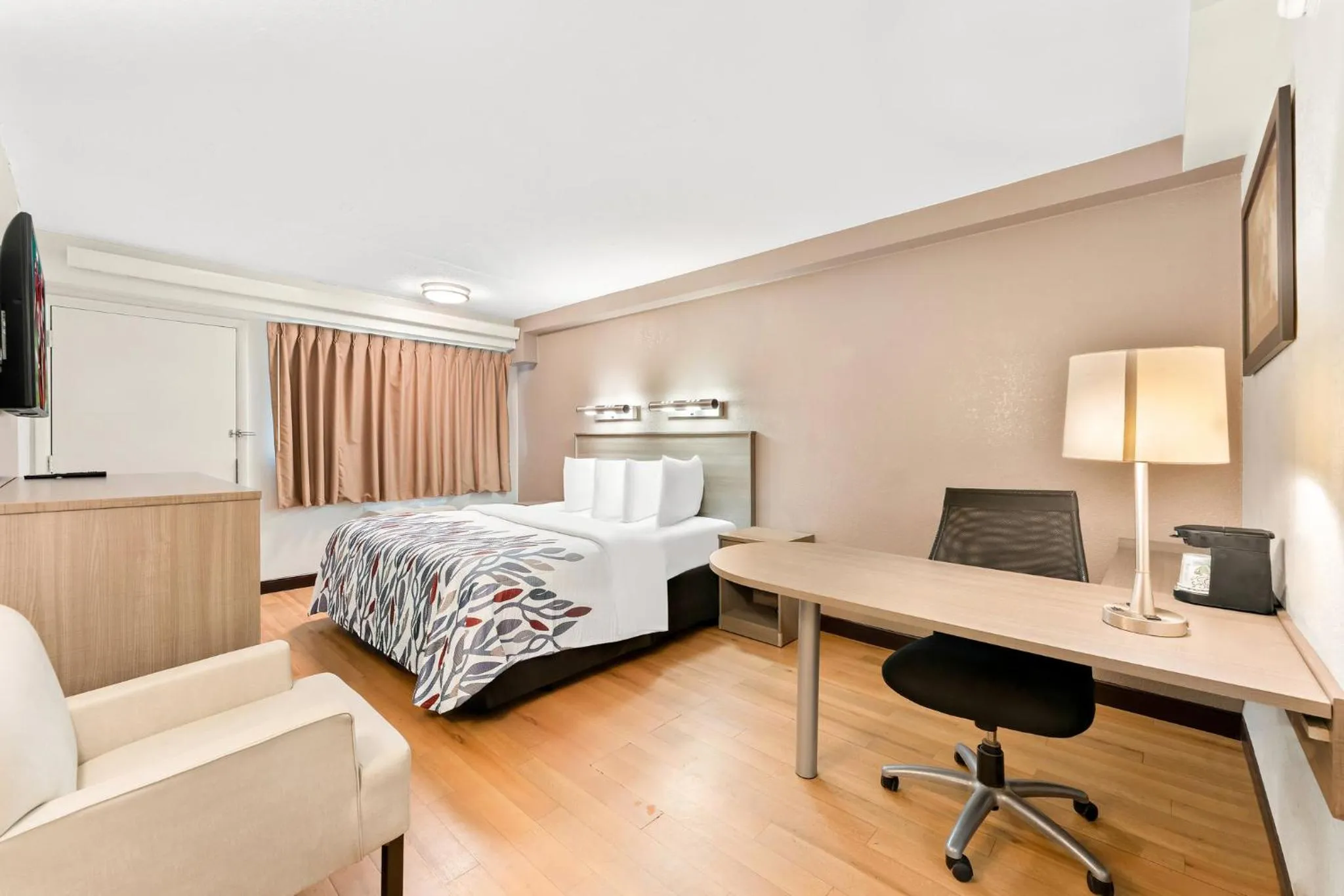 Photo of the whole room, Bed in Red Roof Inn Allentown Airport