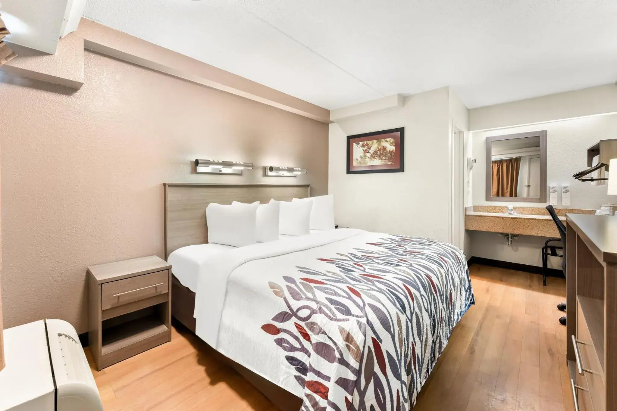 Standard King Room Smoke Free in Red Roof Inn Allentown Airport Standard King Room Smoke Free in Red Roof Inn Allentown Airport