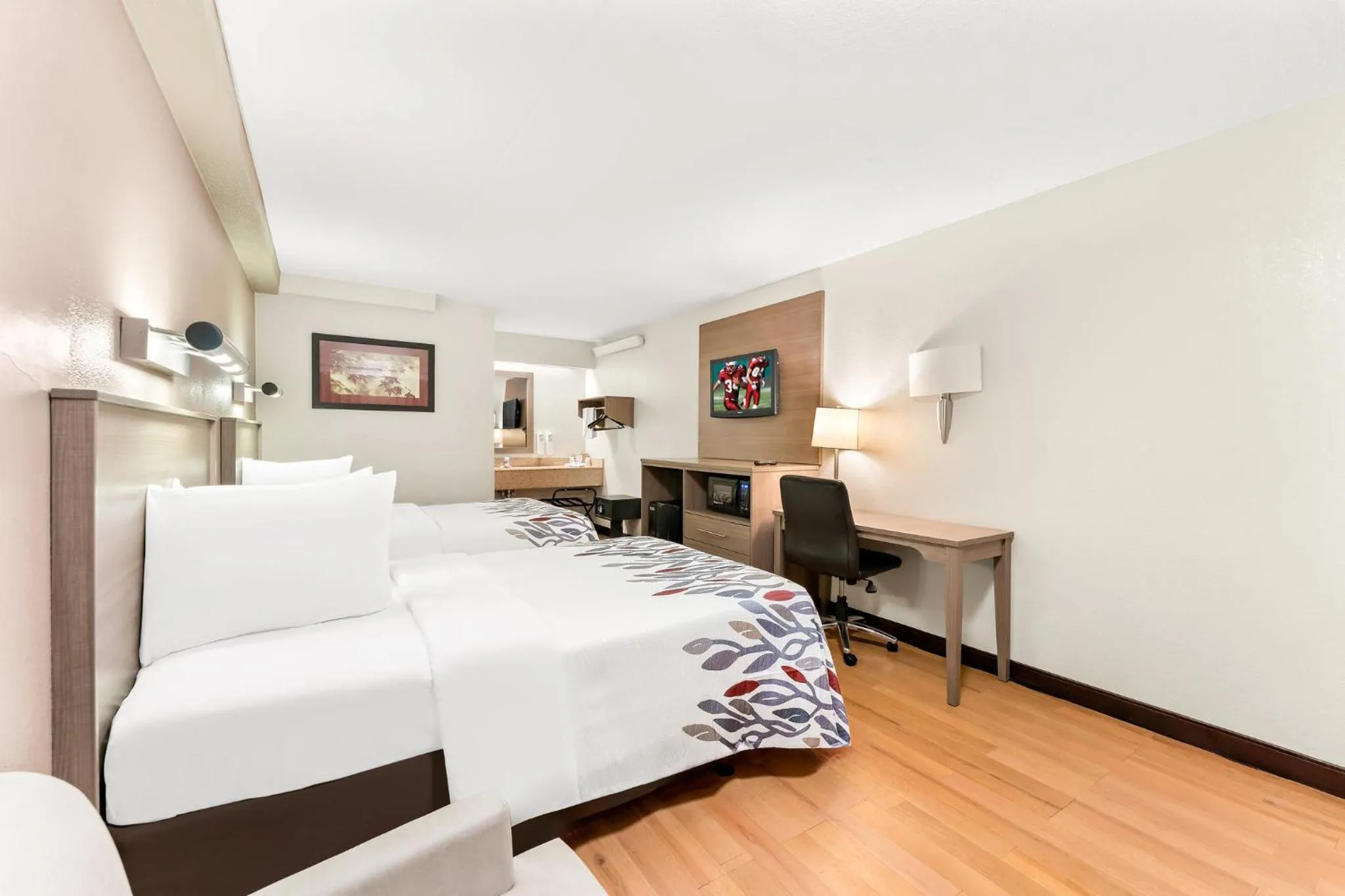 Photo of the whole room, Bed in Red Roof Inn Allentown Airport