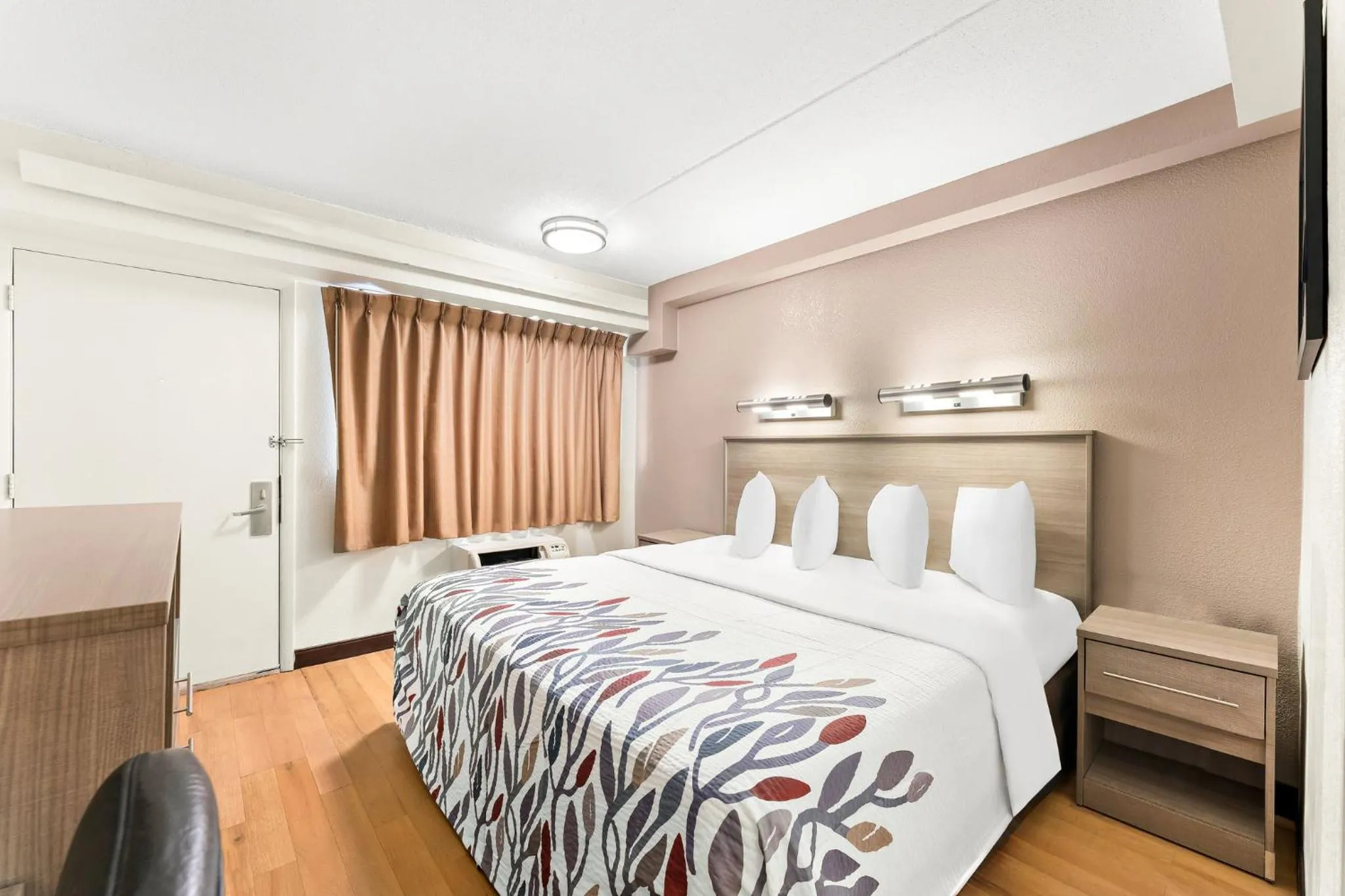 Photo of the whole room, Bed in Red Roof Inn Allentown Airport