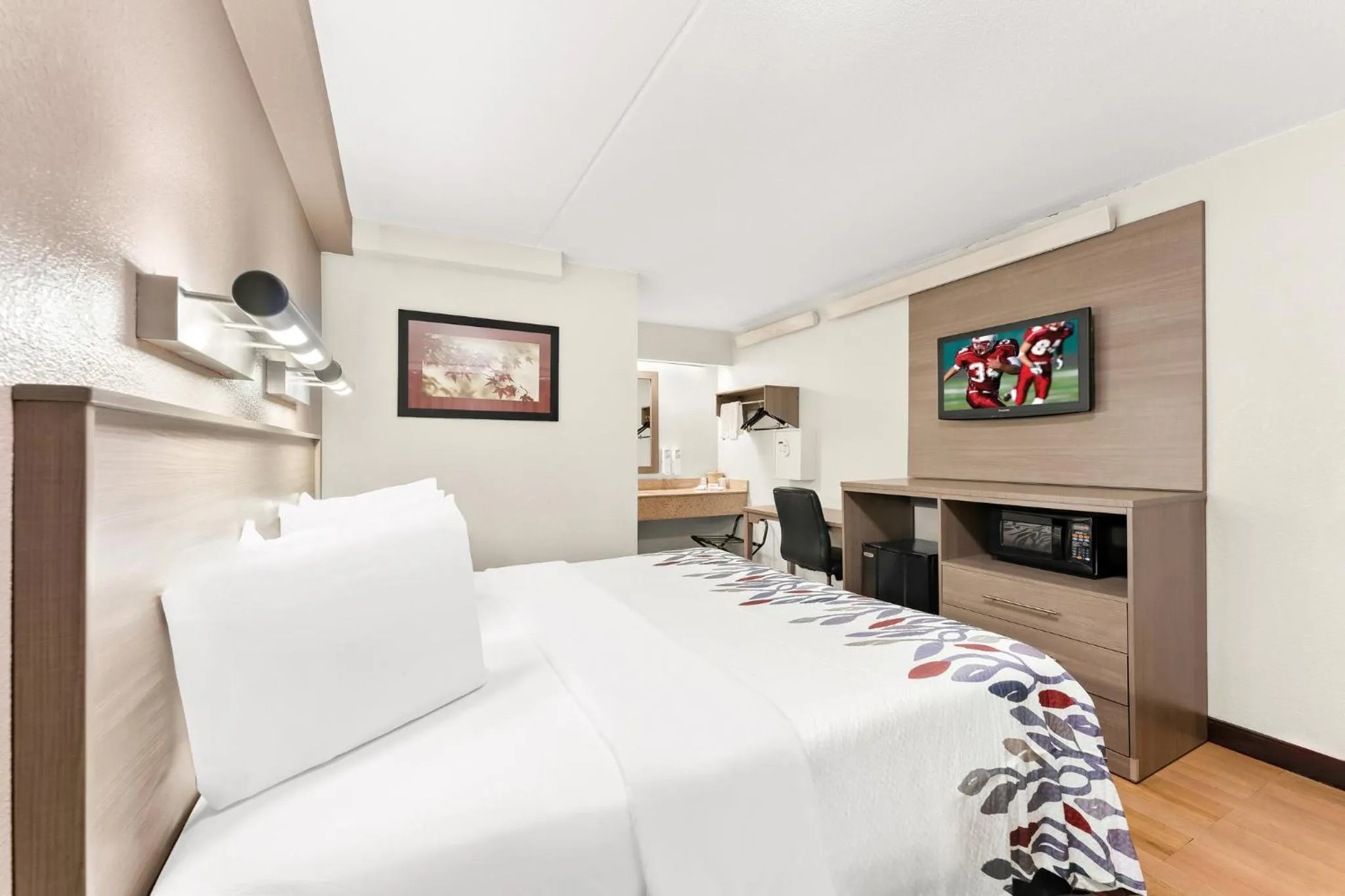 Photo of the whole room, Bed in Red Roof Inn Allentown Airport