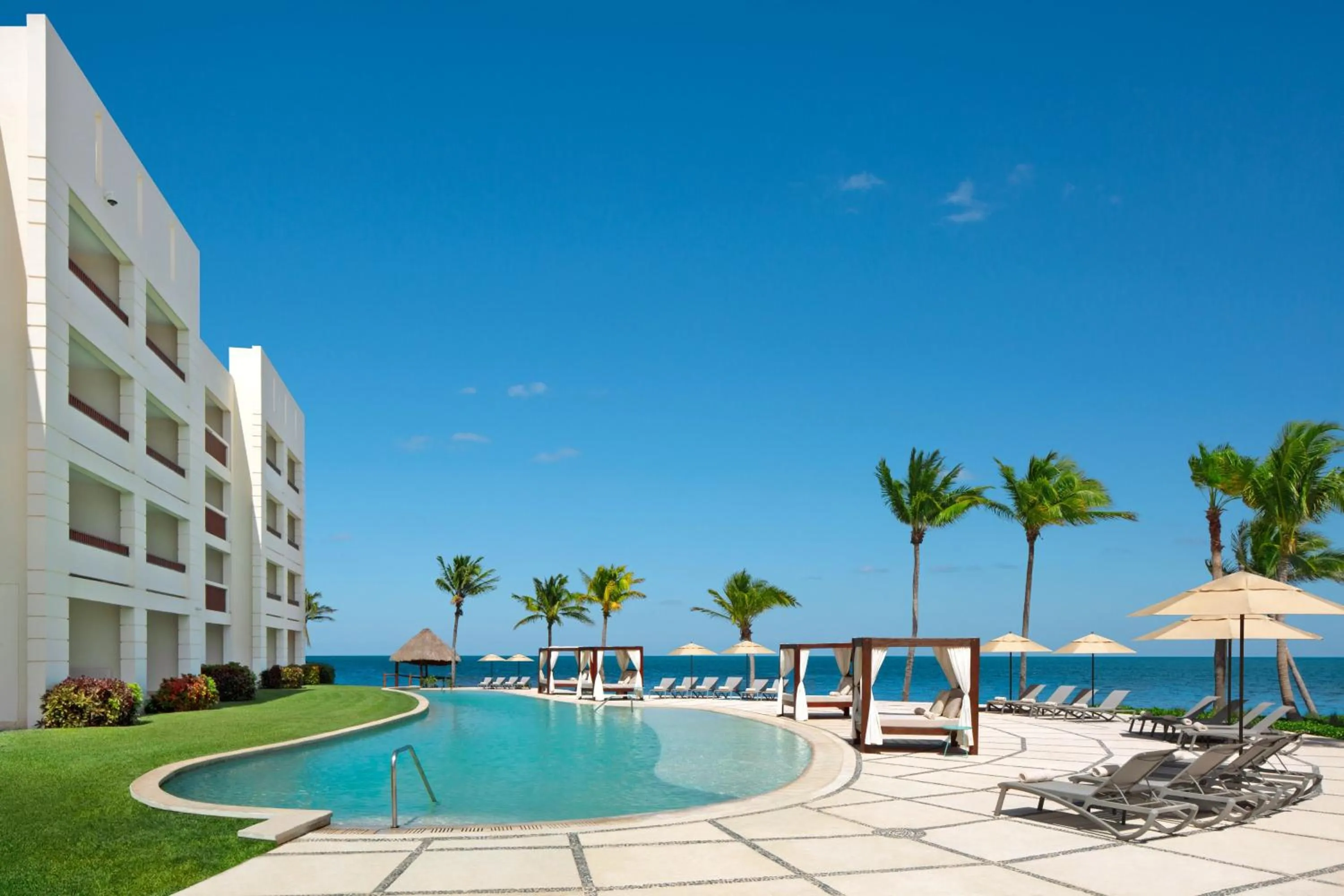 Swimming pool in Dreams Puerto Morelos Resort & Spa - All Inclusive