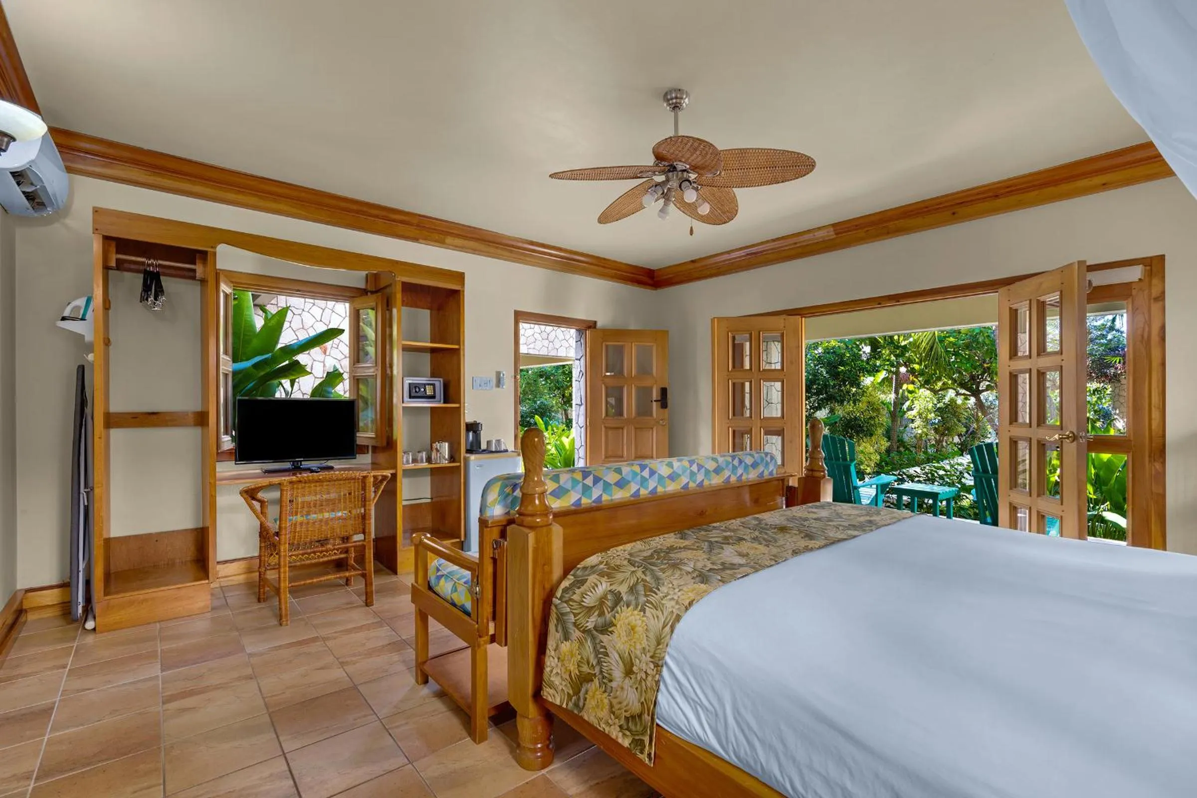 Bedroom, Bed in Ocean Cliff Hotel Negril Limited - Adults Only