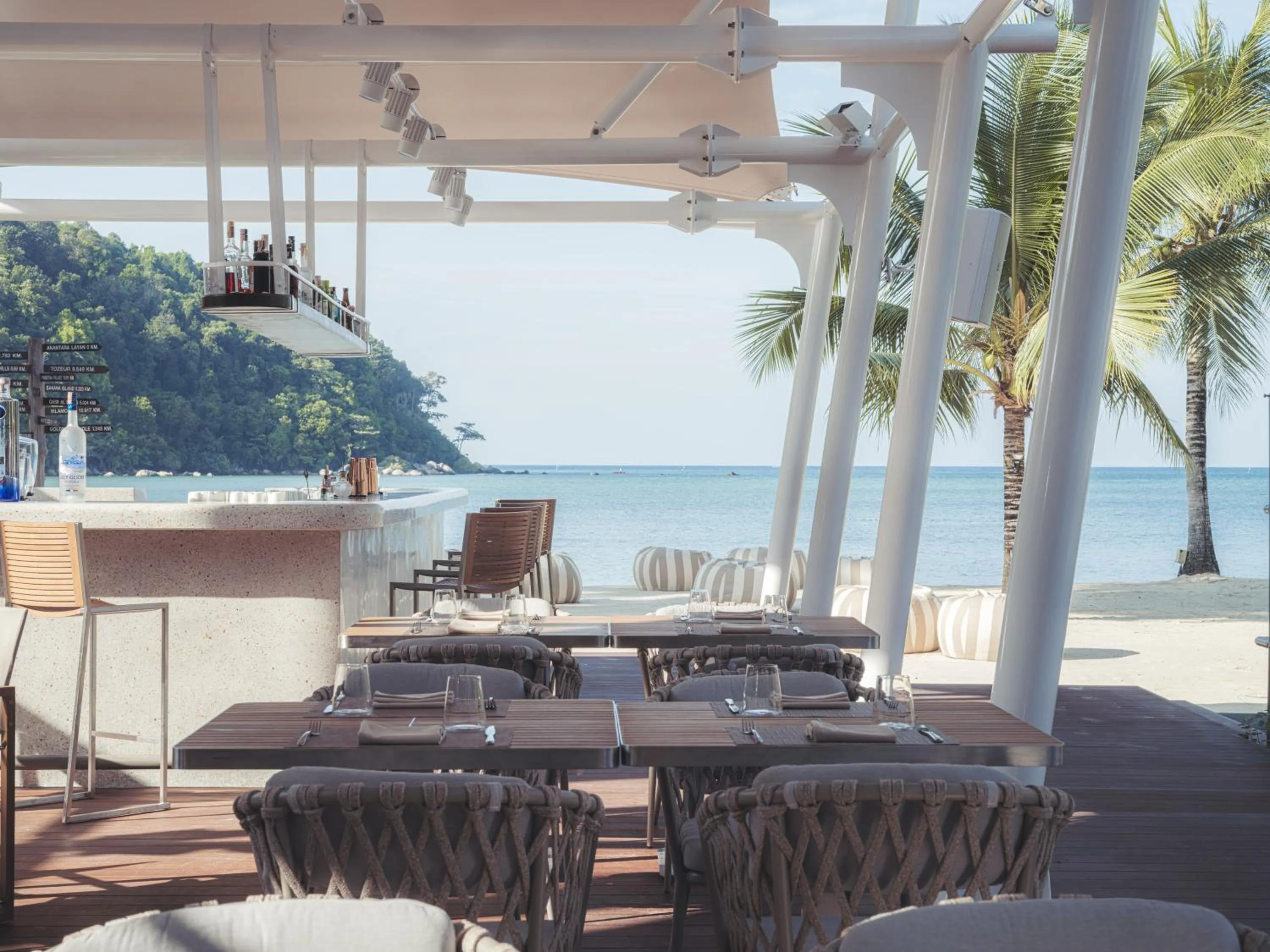 Lounge or bar in Anantara Layan Phuket Resort