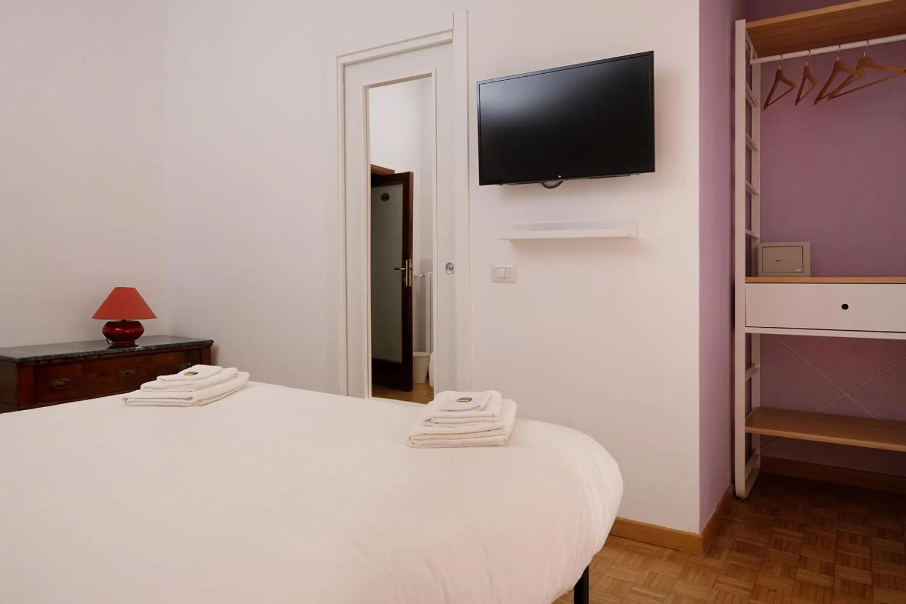 Photo of the whole room, Bed in G&G Napoli