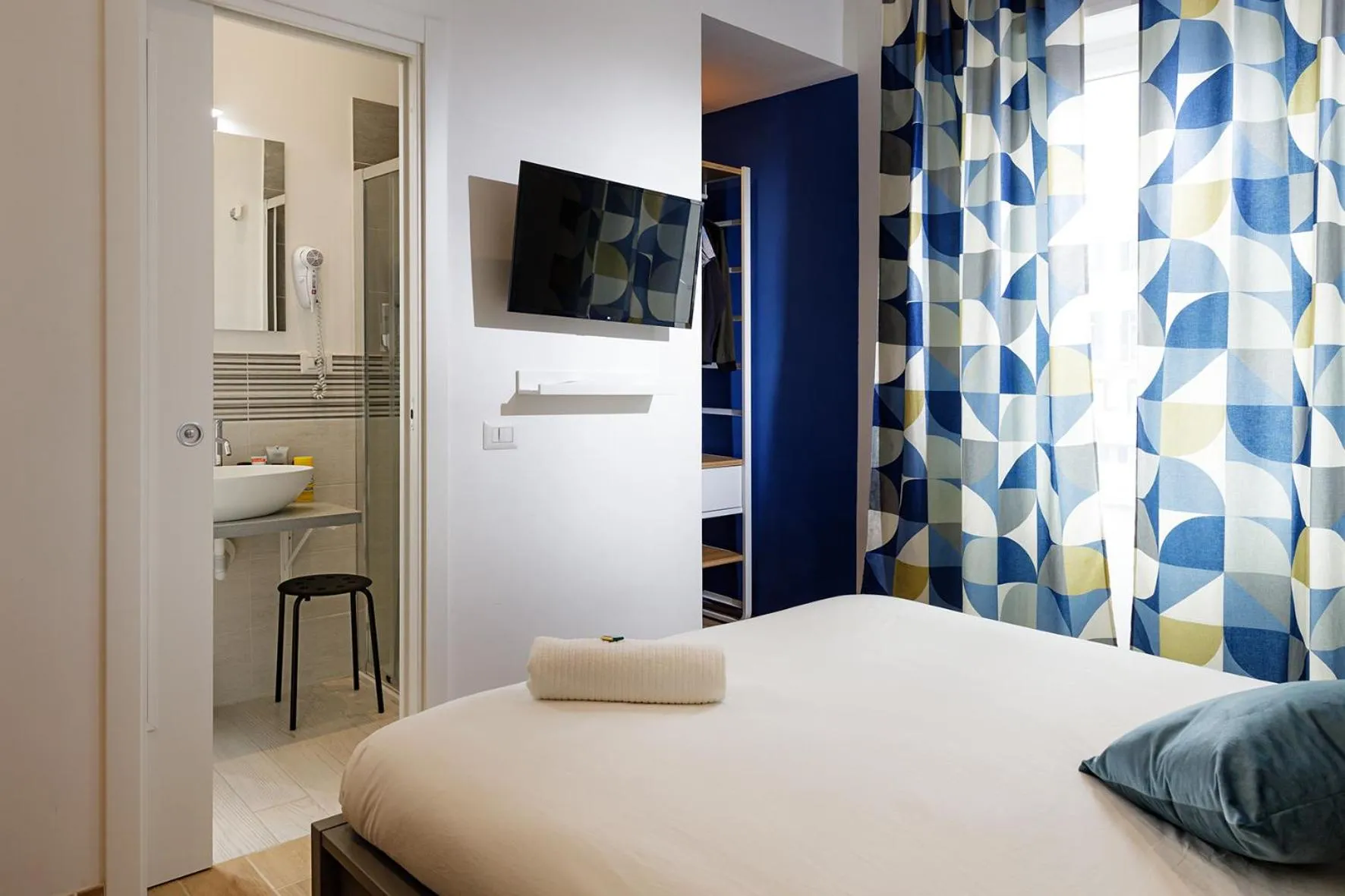 Photo of the whole room, Bed in G&G Napoli