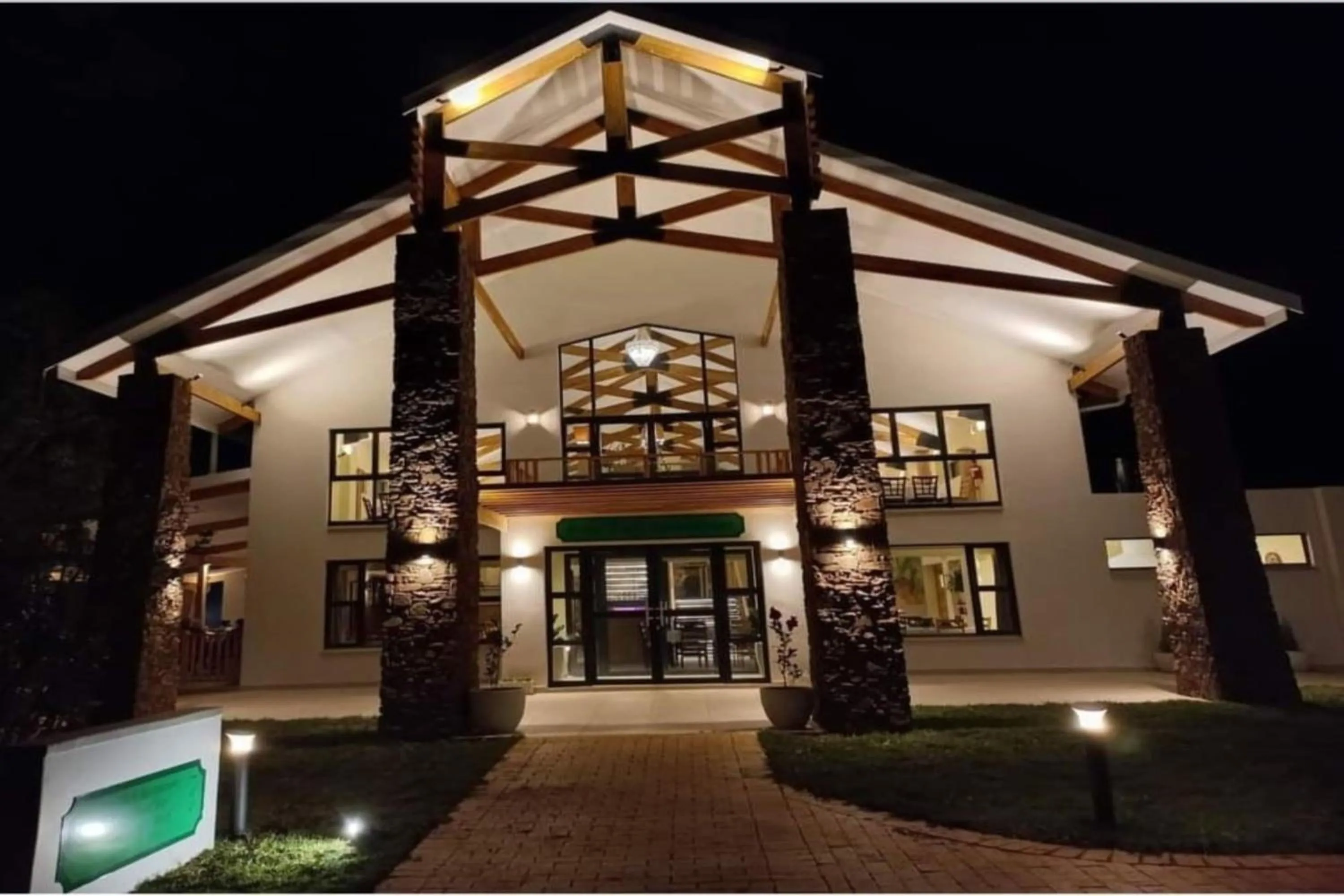 Restaurant/places to eat in Gooderson Monks Cowl Golf Resort