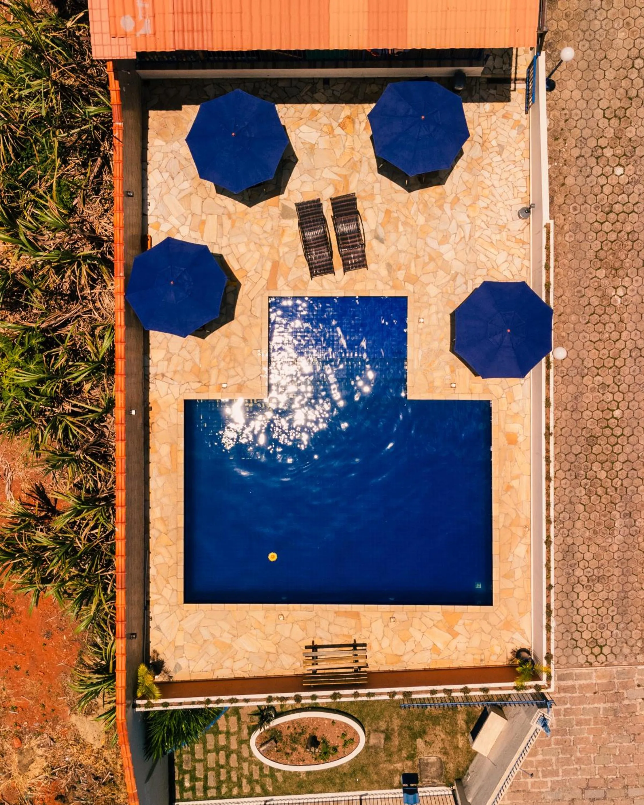Swimming pool in Pousada Encantos de Socorro