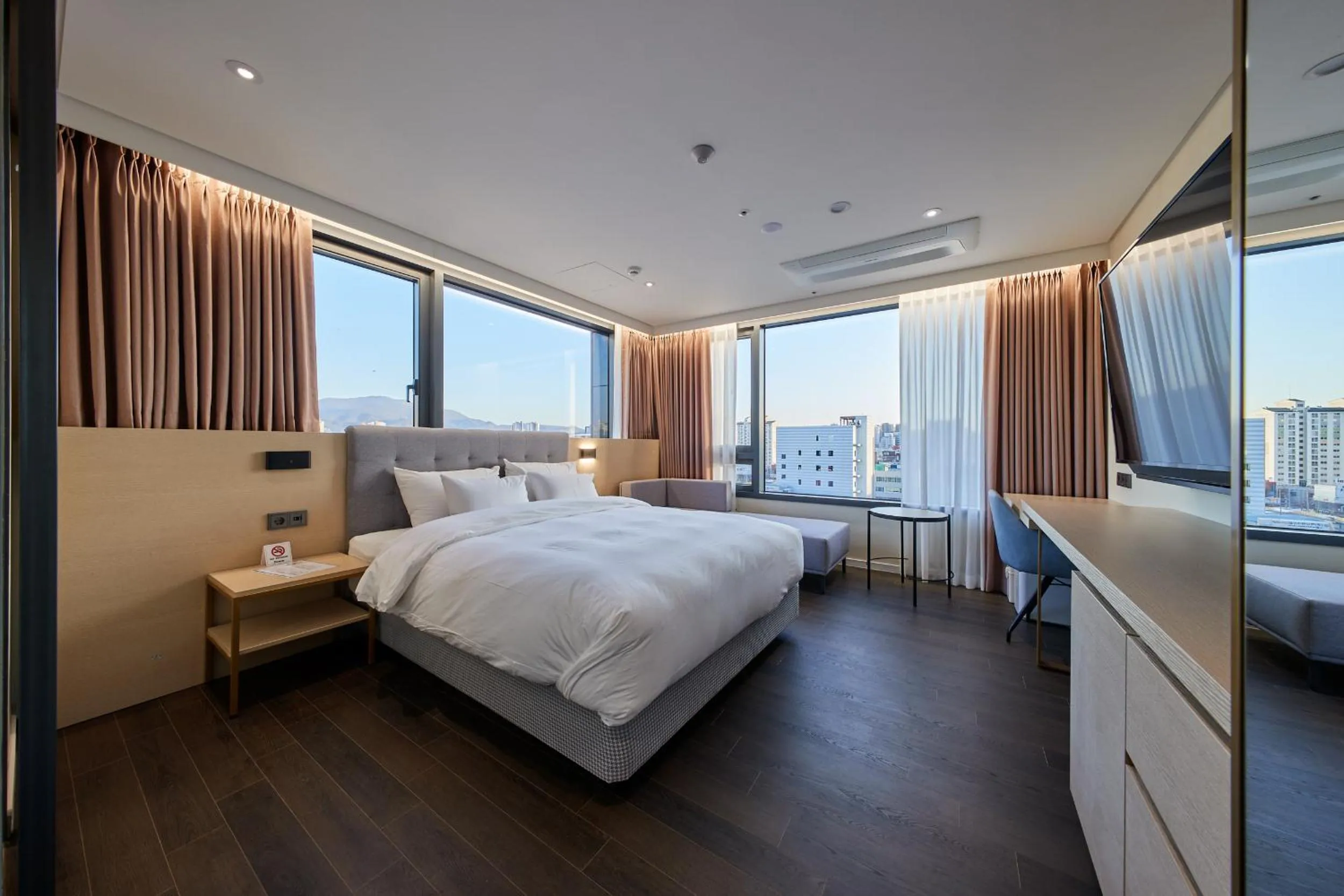 Photo of the whole room in Gwangju H1 Hotel