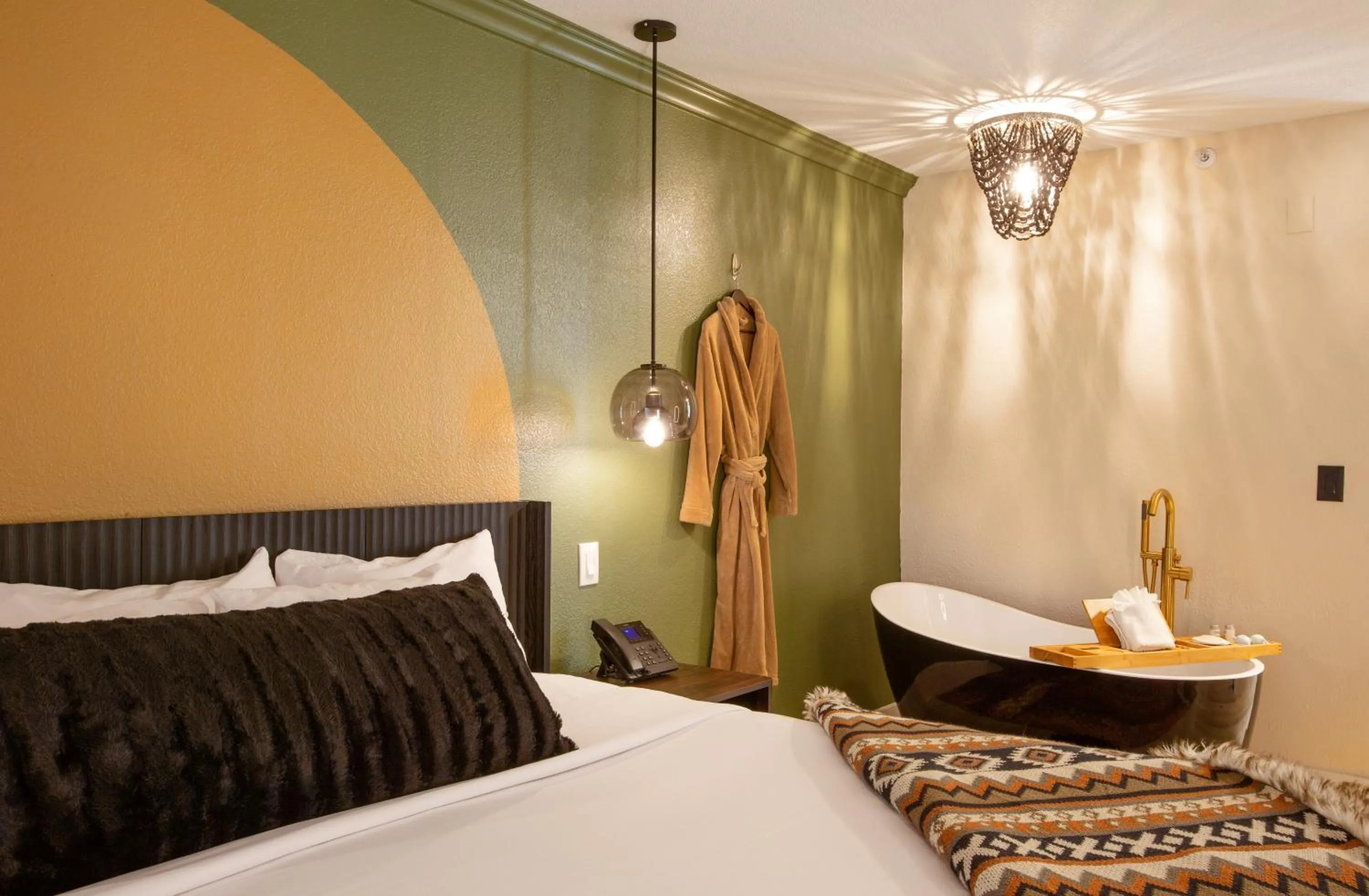 Hot Tub, Bed in Arroyo Pinion Hotel, an Ascend Collection Hotel