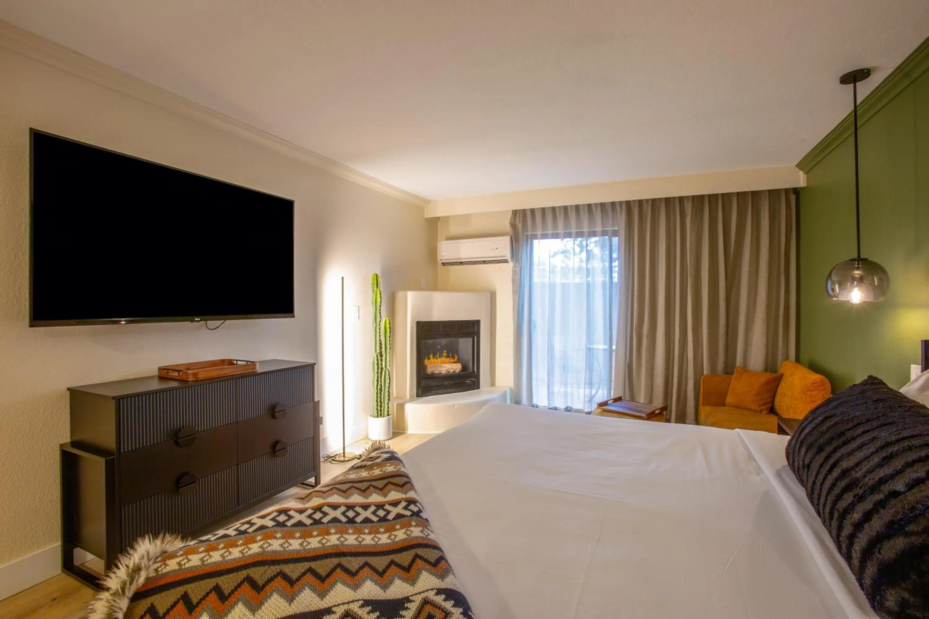 fireplace, Bed in Arroyo Pinion Hotel, an Ascend Collection Hotel