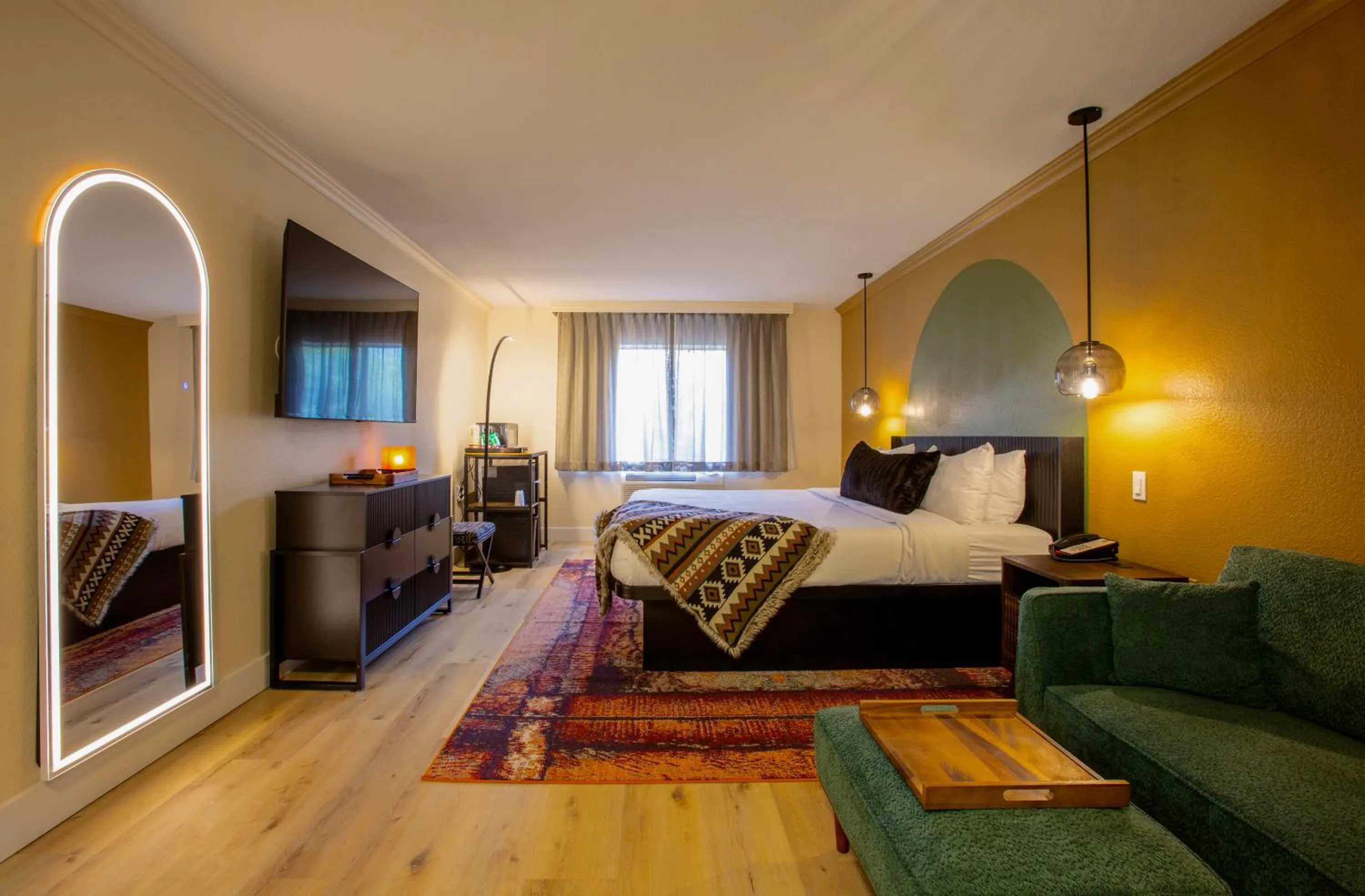 Seating area, Bed in Arroyo Pinion Hotel, an Ascend Collection Hotel