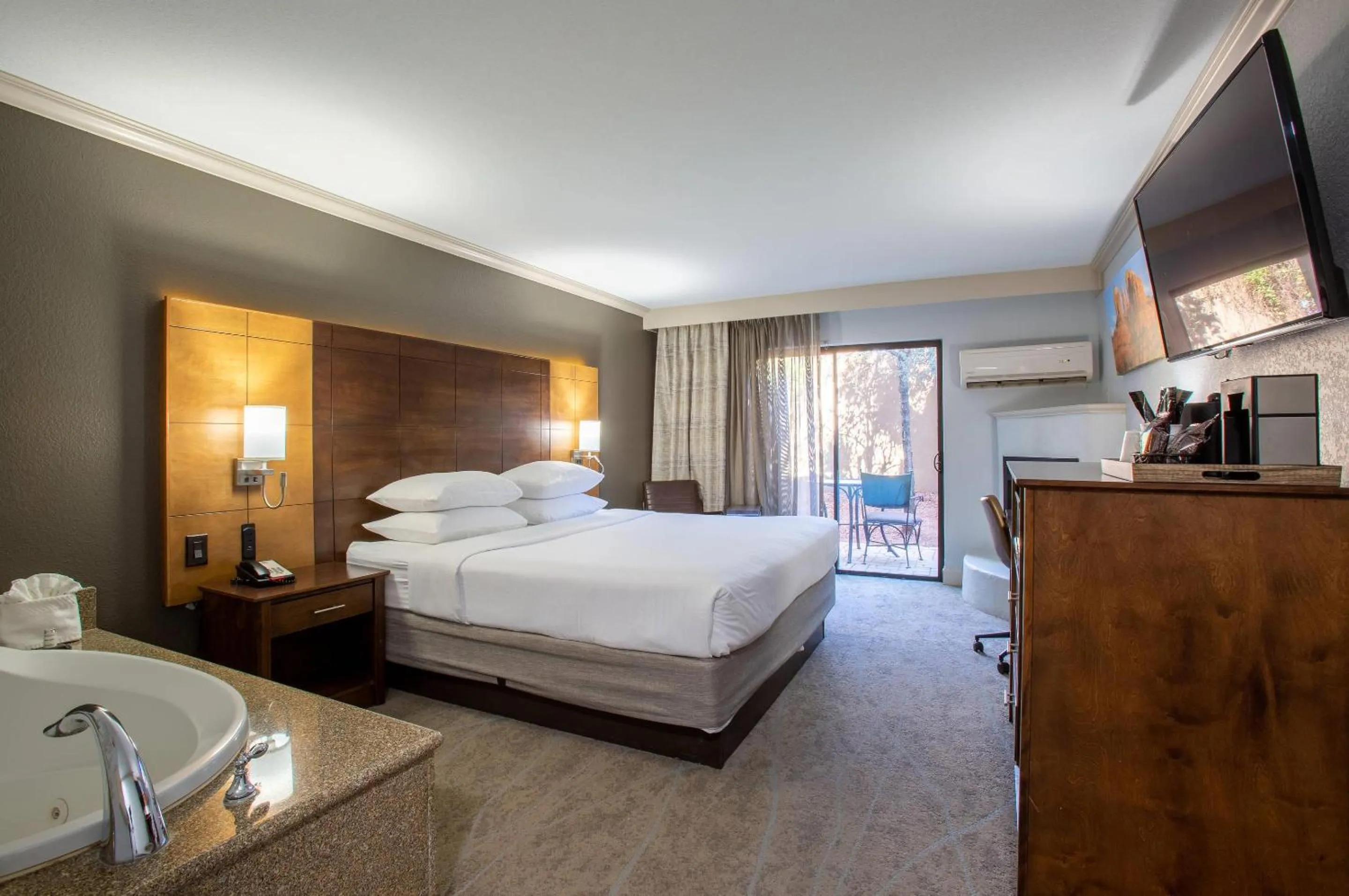 Bedroom, Bed in Arroyo Pinion Hotel, an Ascend Collection Hotel