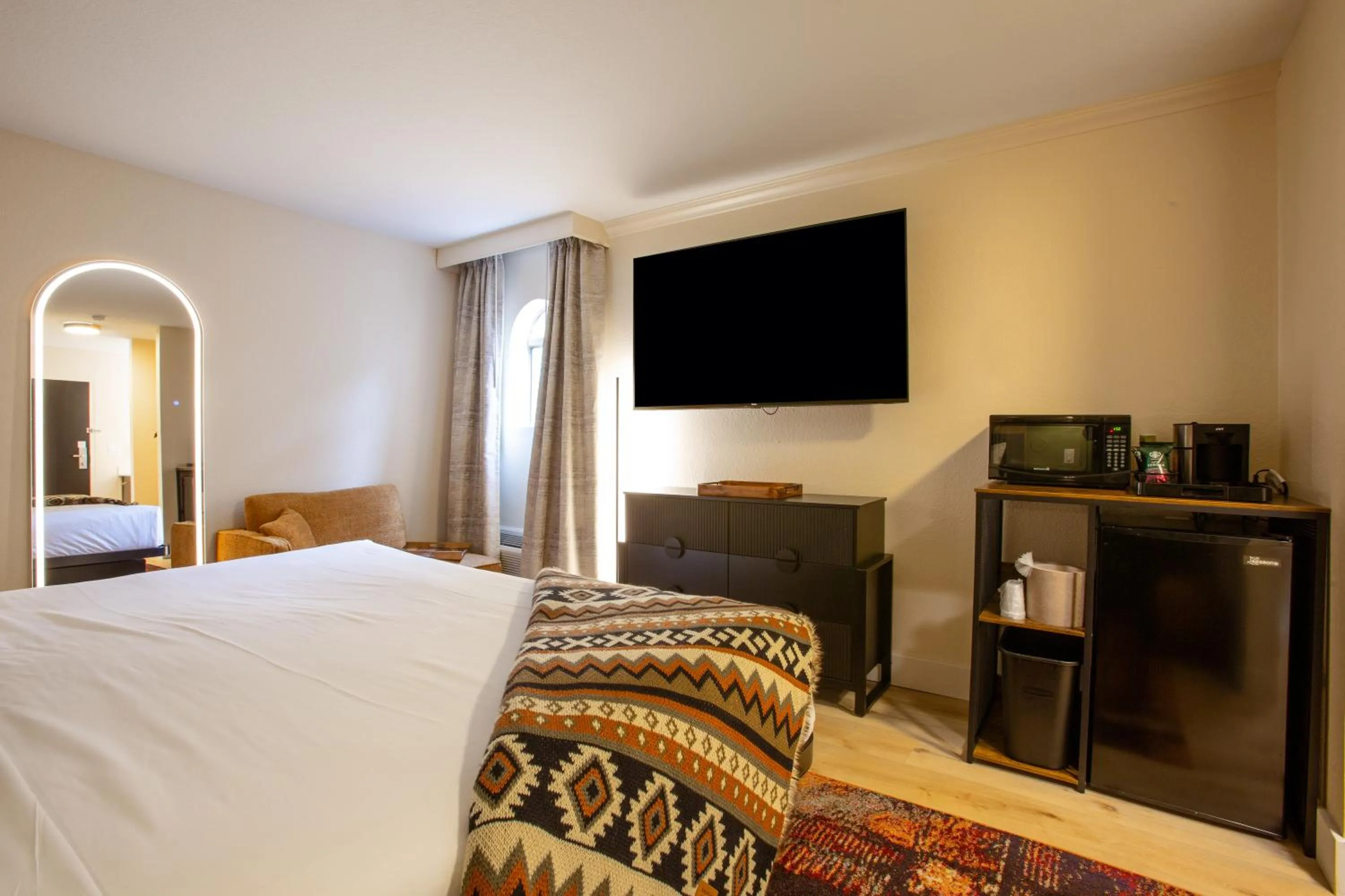TV and multimedia, Bed in Arroyo Pinion Hotel, an Ascend Collection Hotel