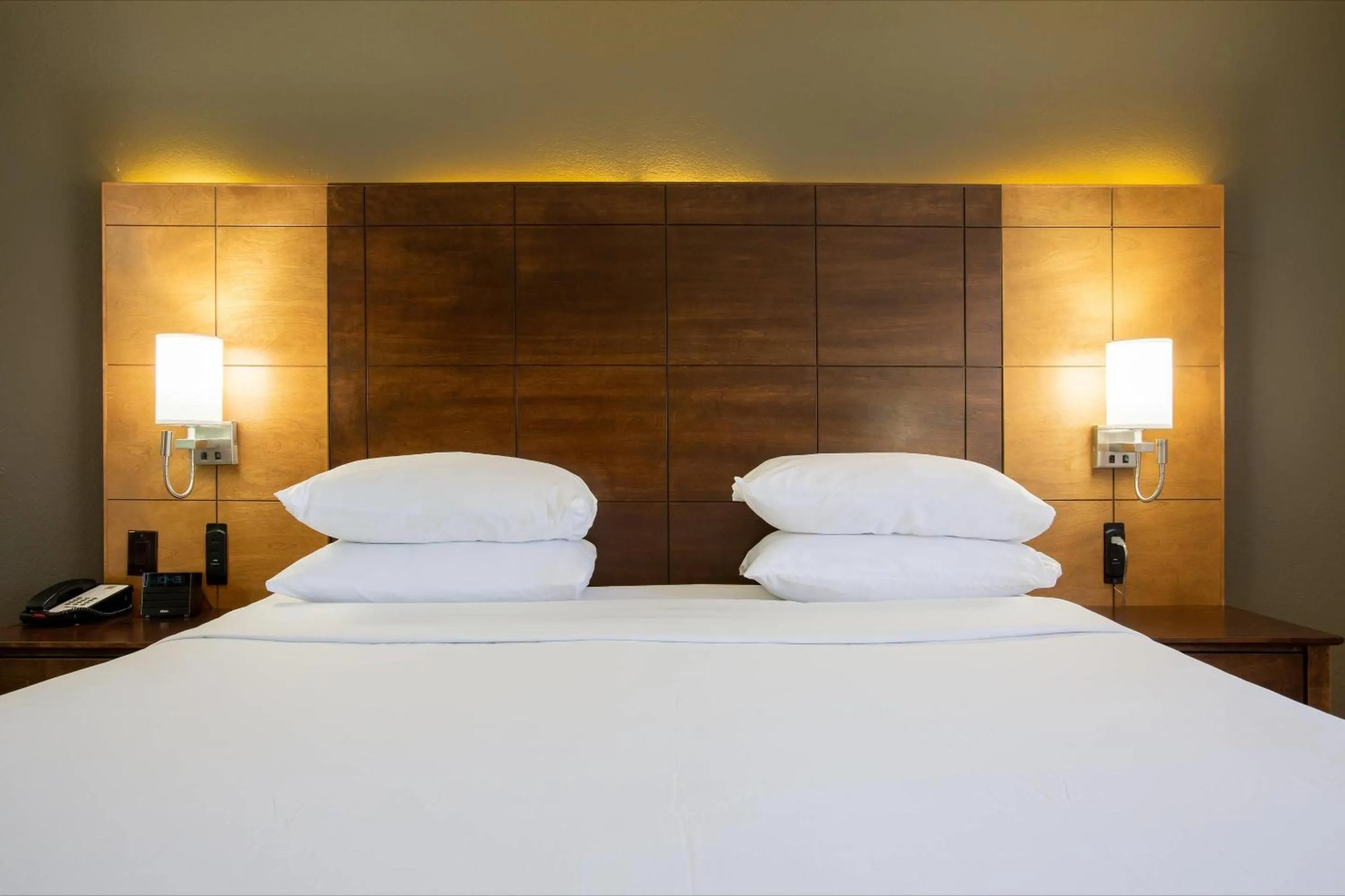 Bedroom, Bed in Arroyo Pinion Hotel, an Ascend Collection Hotel