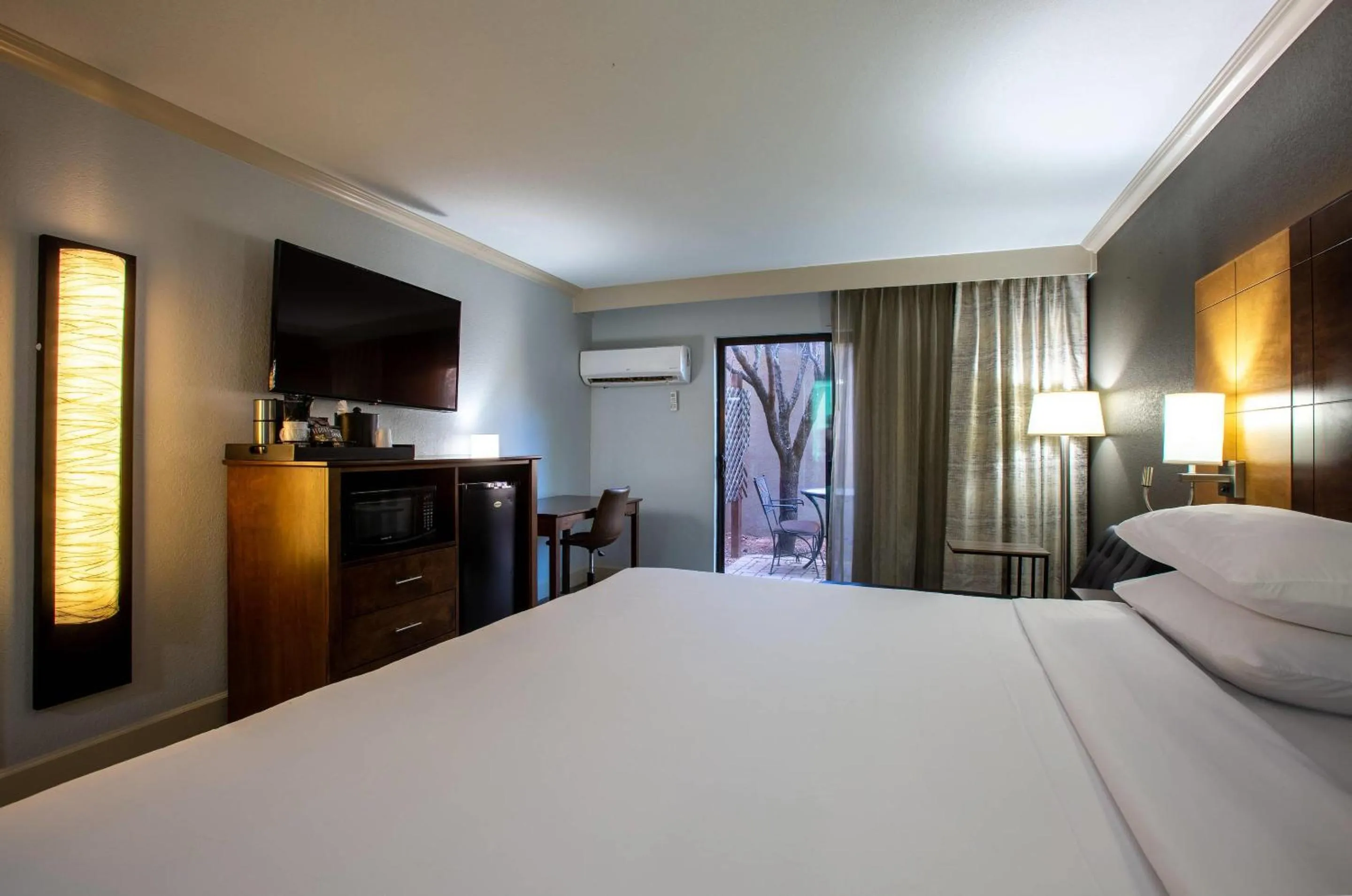 Bedroom, Bed in Arroyo Pinion Hotel, an Ascend Collection Hotel