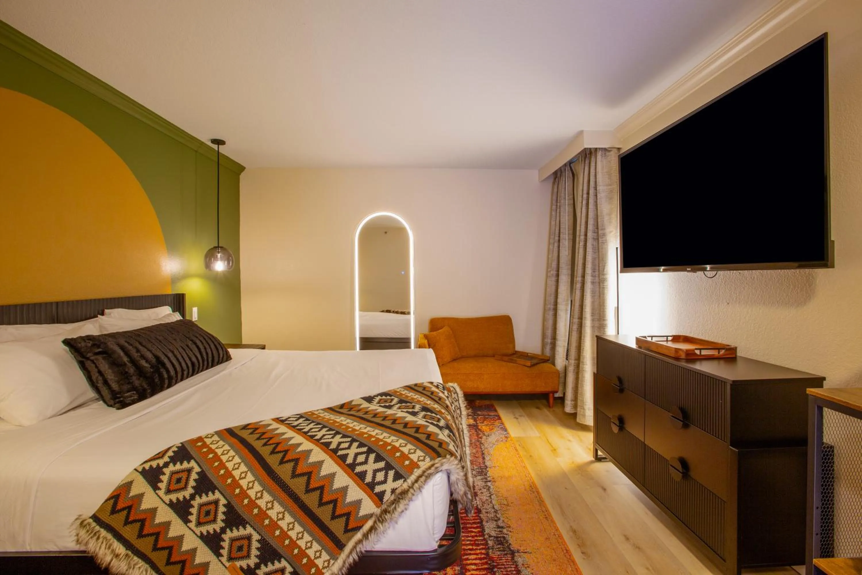 Seating area, Bed in Arroyo Pinion Hotel, an Ascend Collection Hotel