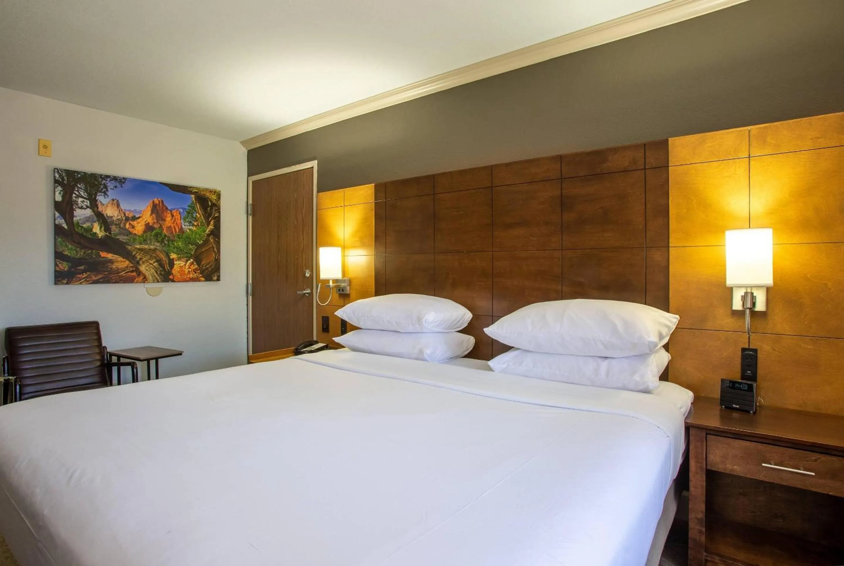 Bedroom, Bed in Arroyo Pinion Hotel, an Ascend Collection Hotel