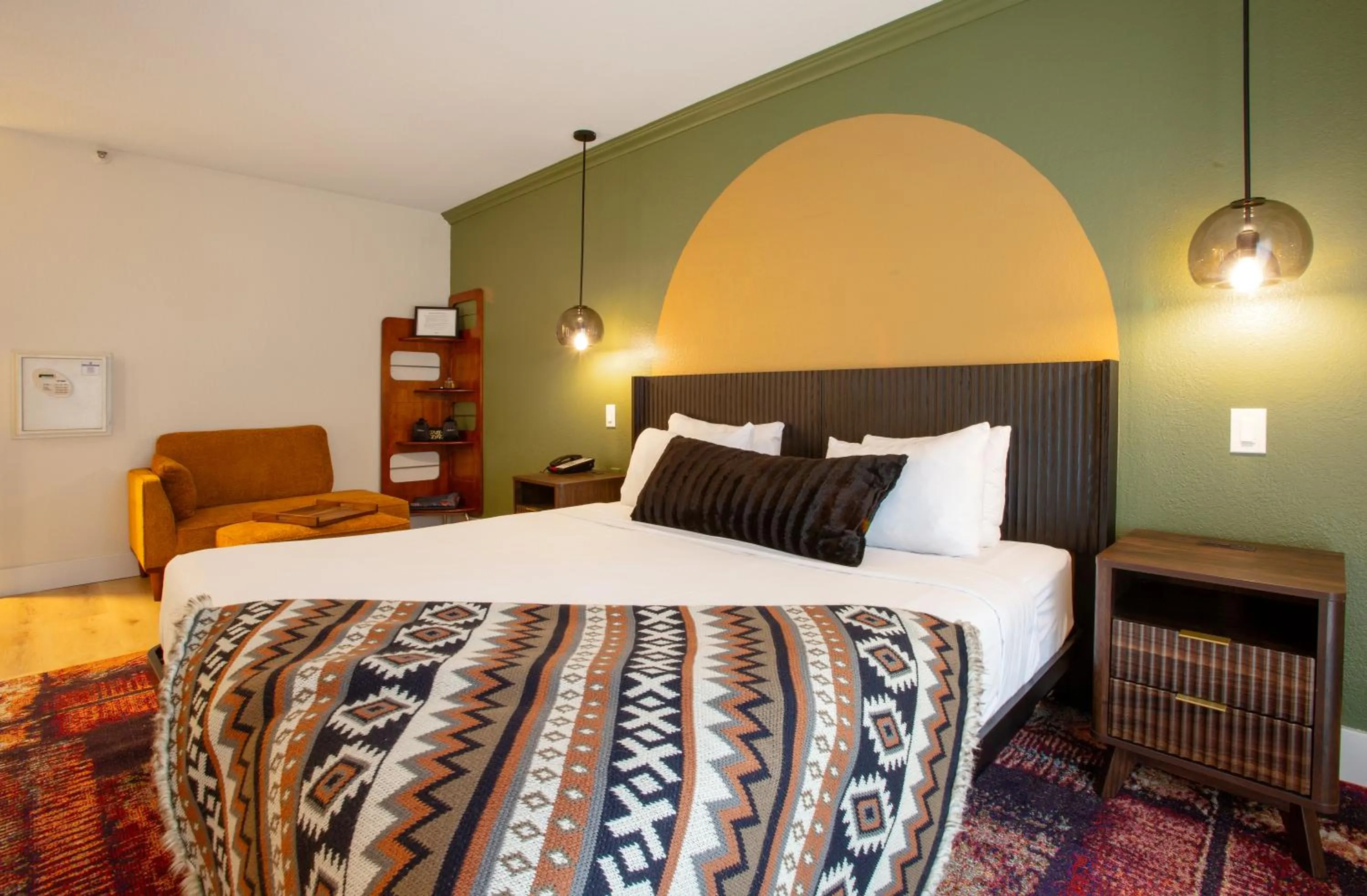 Bedroom, Bed in Arroyo Pinion Hotel, an Ascend Collection Hotel