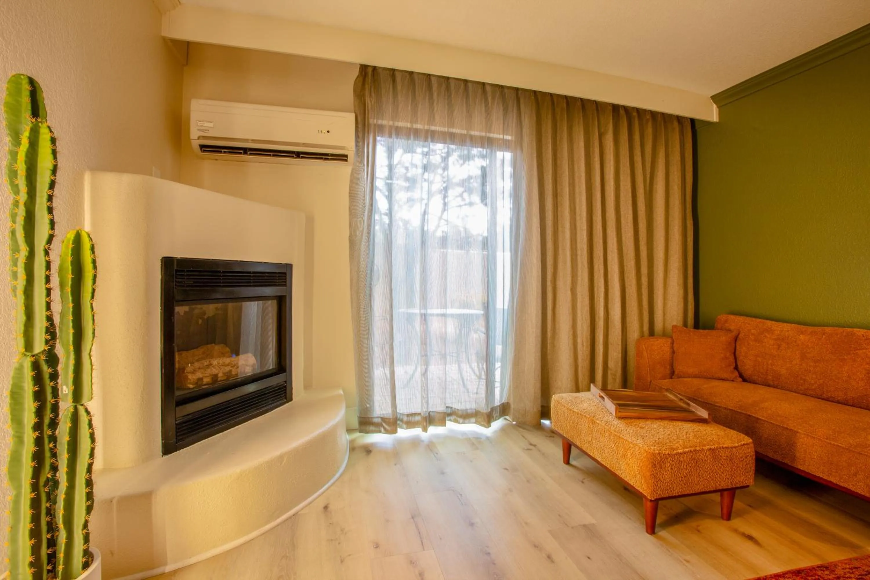 Seating area in Arroyo Pinion Hotel, an Ascend Collection Hotel