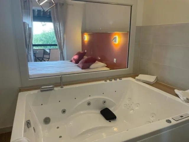 Hot Tub, Bed in L'Estirado des Adrets