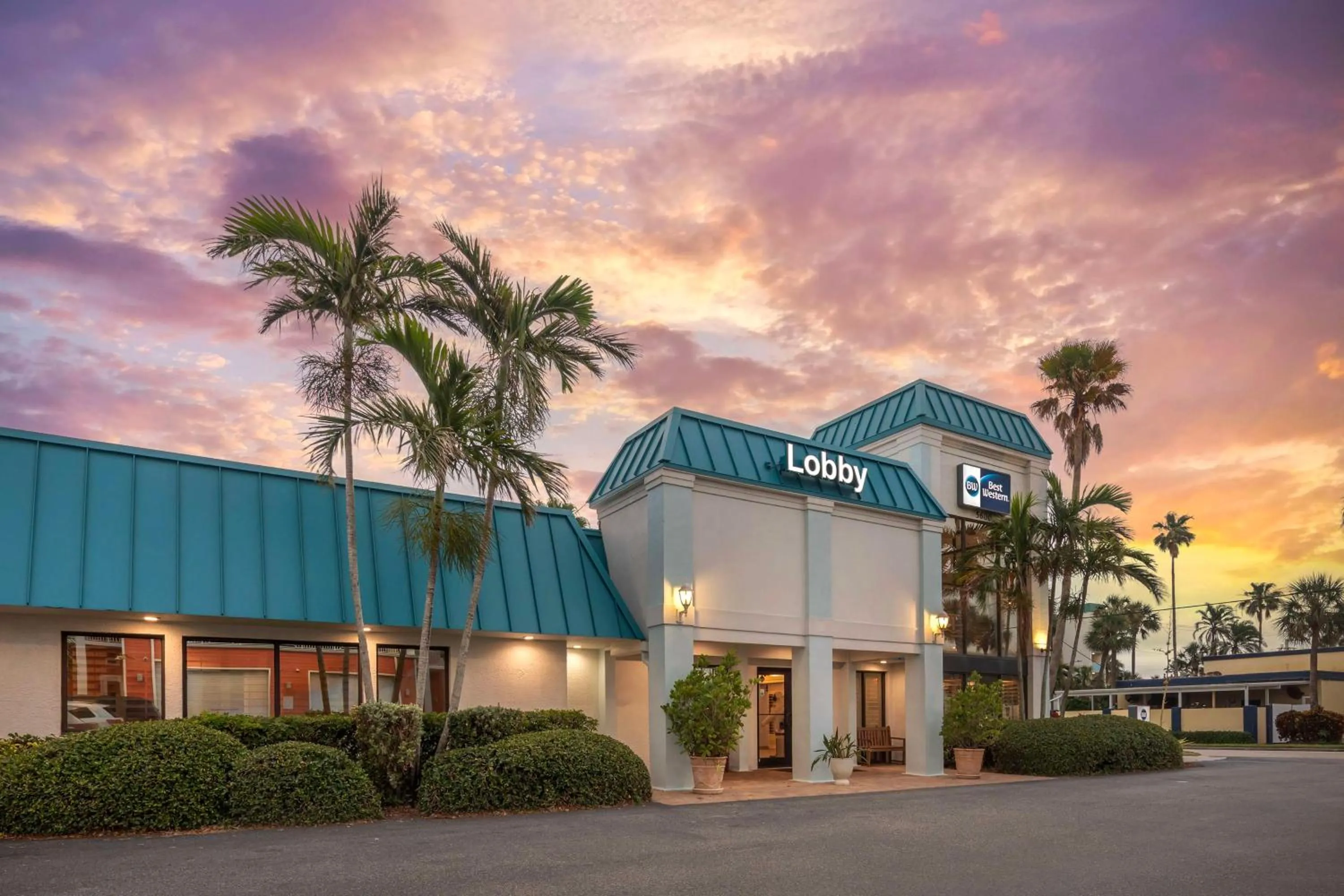 Property building in Best Western Cocoa Beach - Port Canaveral