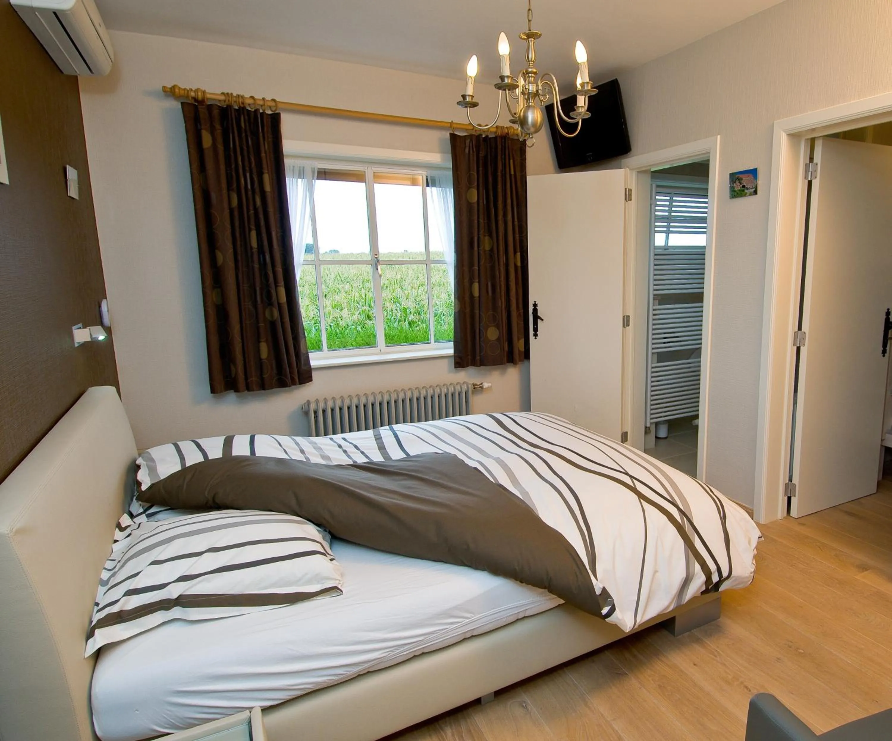 Photo of the whole room, Bed in De Zilveren Helm