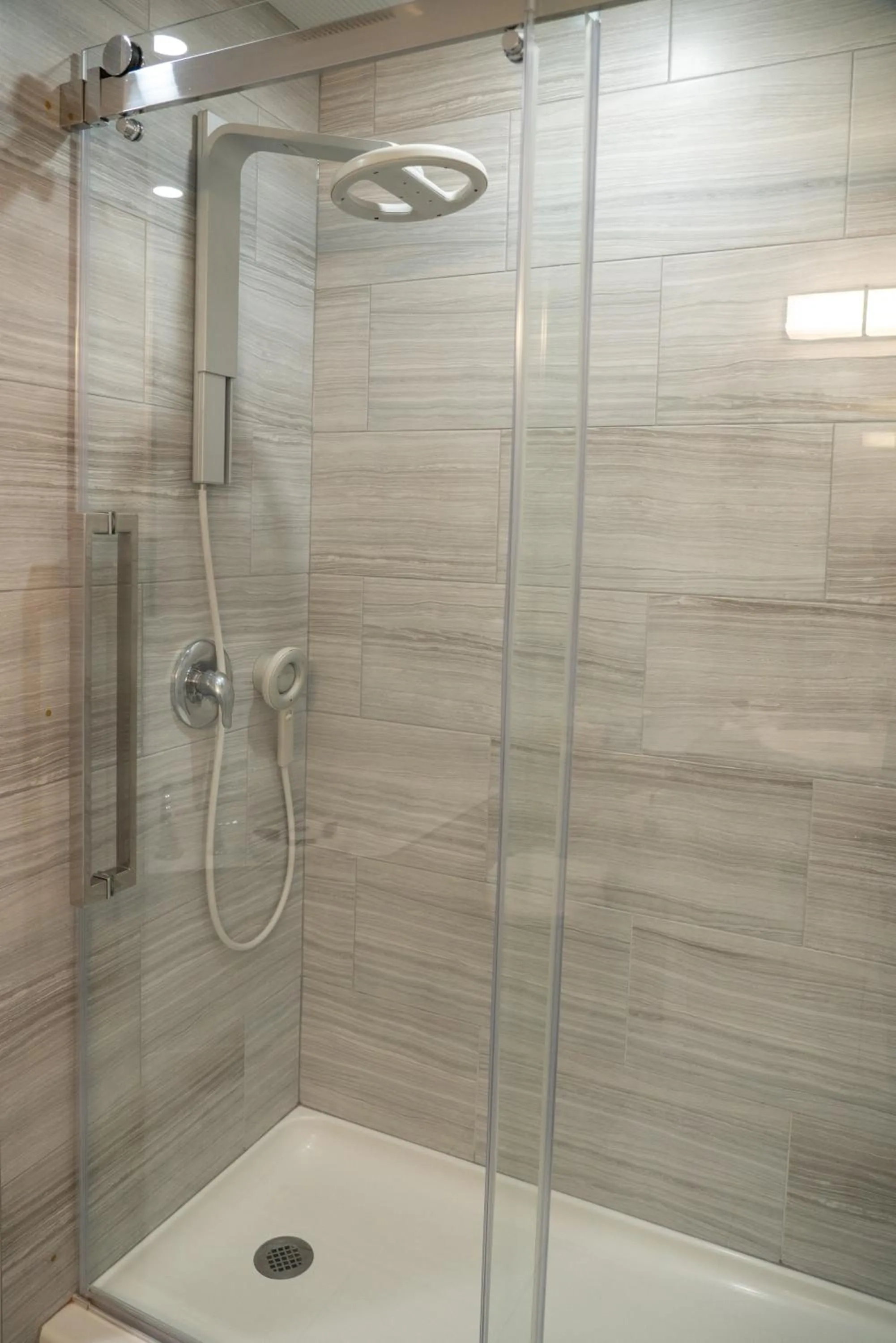 Shower in Red Carpet Inn