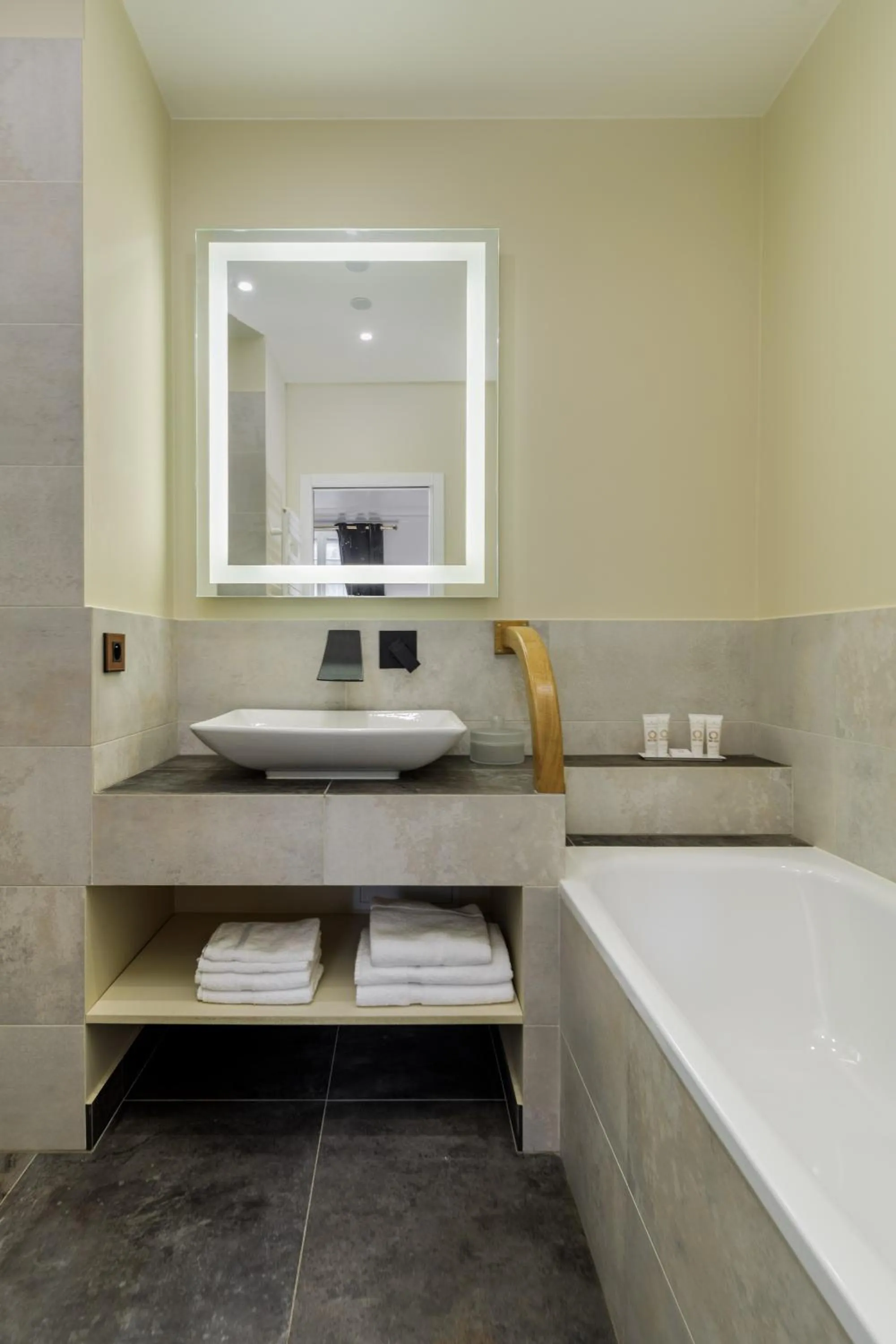 Bathroom, Bed in L'Hôtel Particulier - Paris Asnières